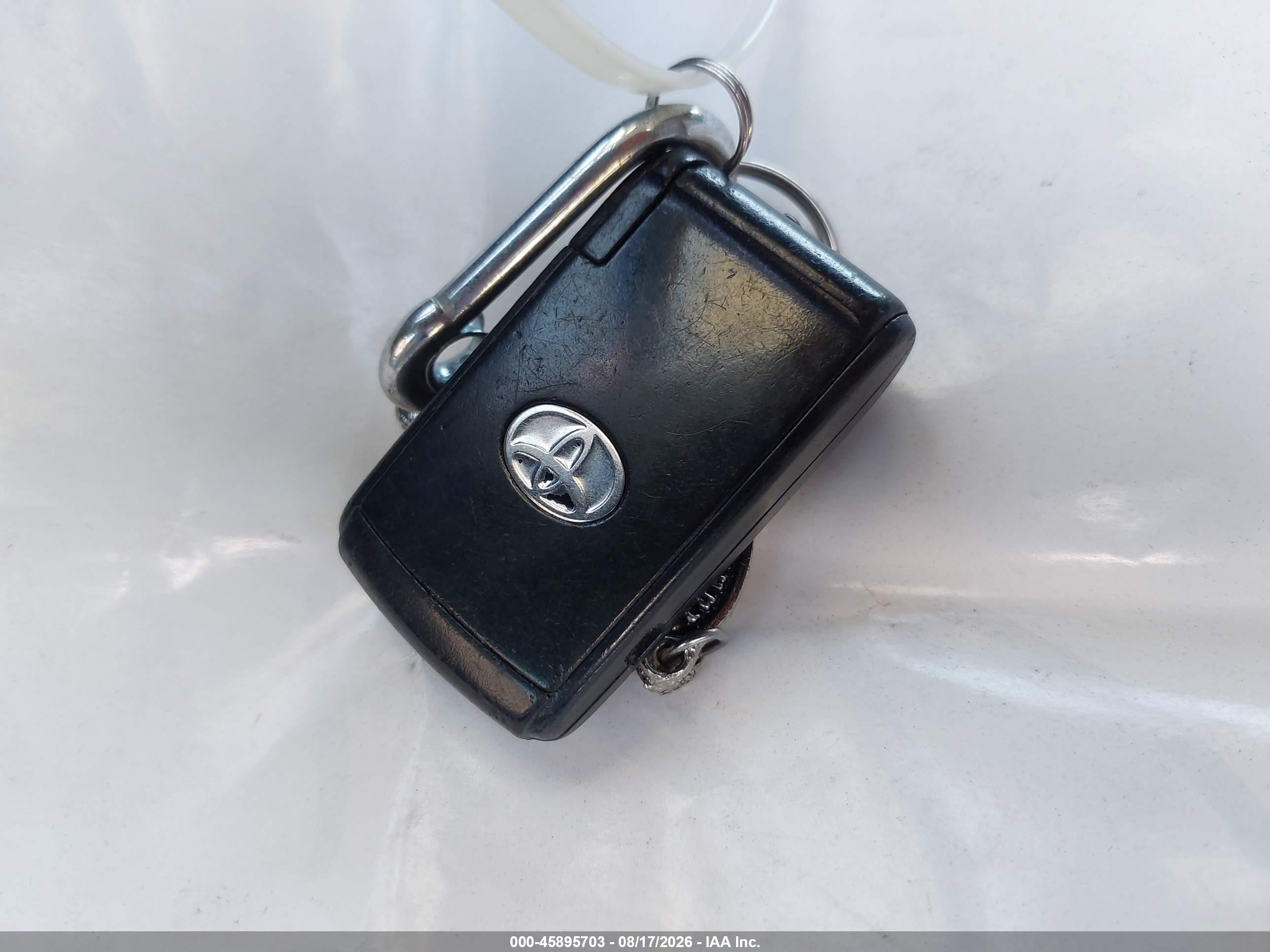 2006 Toyota Prius   Серебряный vin: JTDKB20U167513968