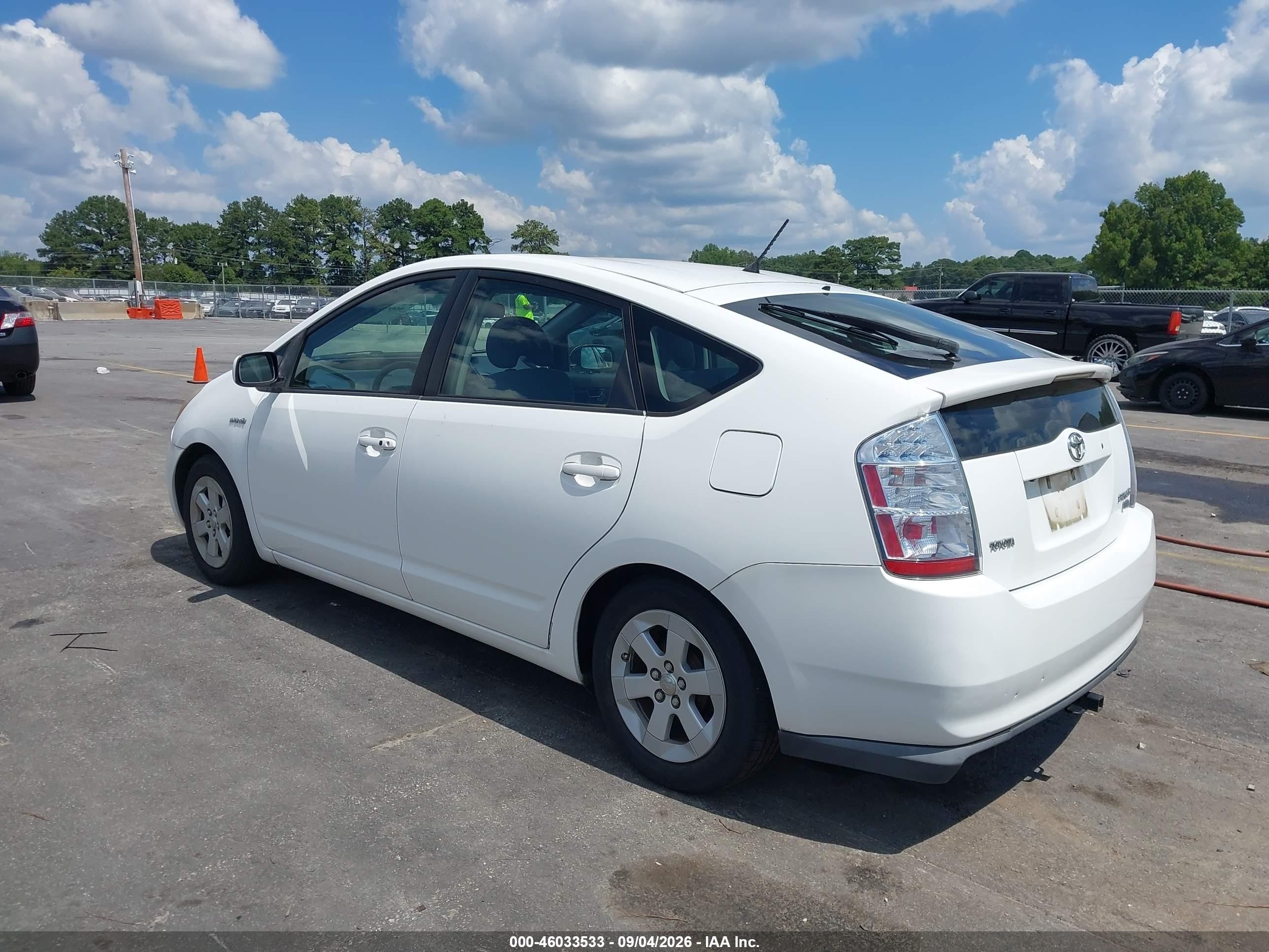 2007 Toyota Prius   White vin: JTDKB20U177594388