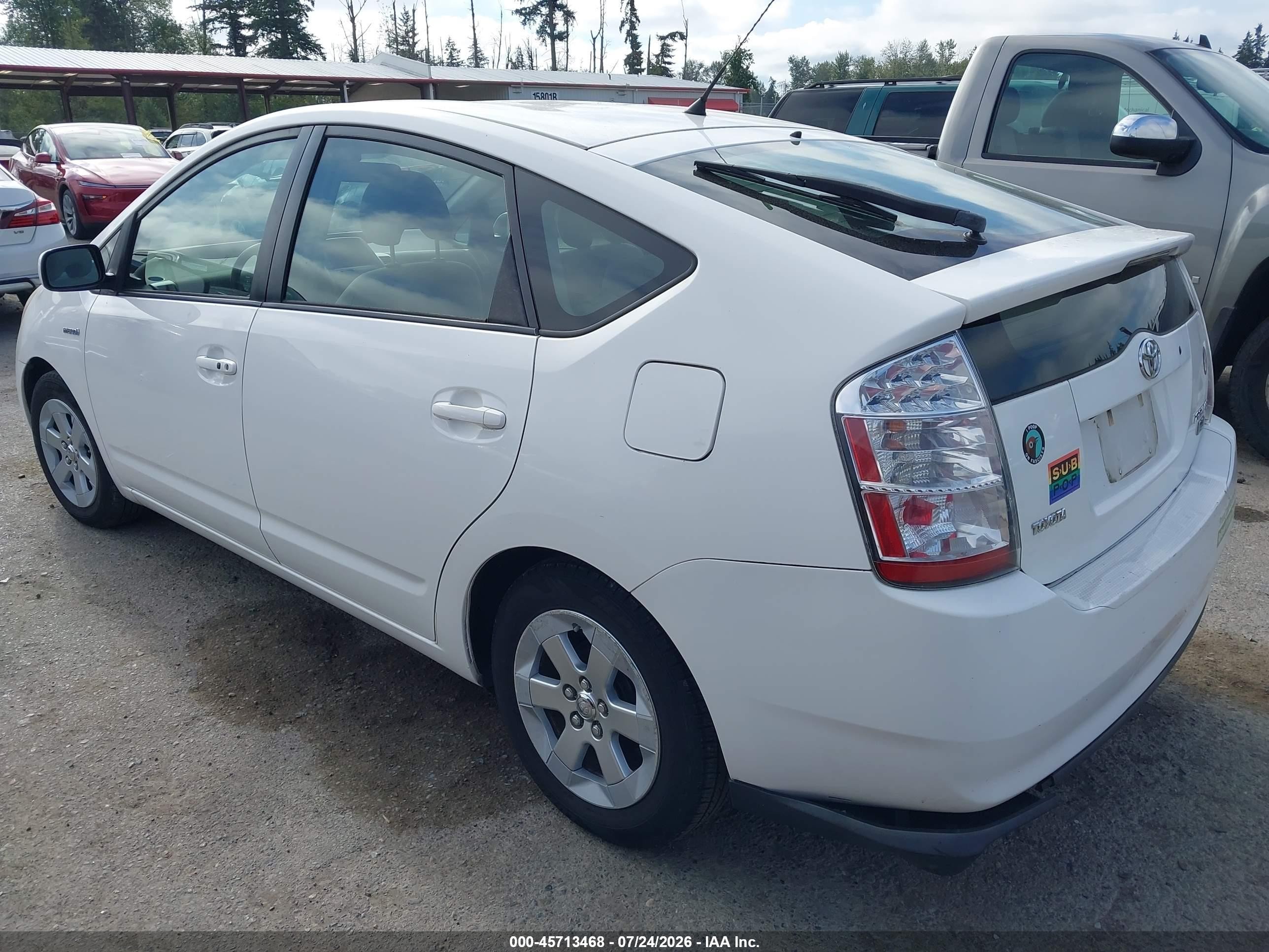2007 Toyota Prius   White vin: JTDKB20U177606832