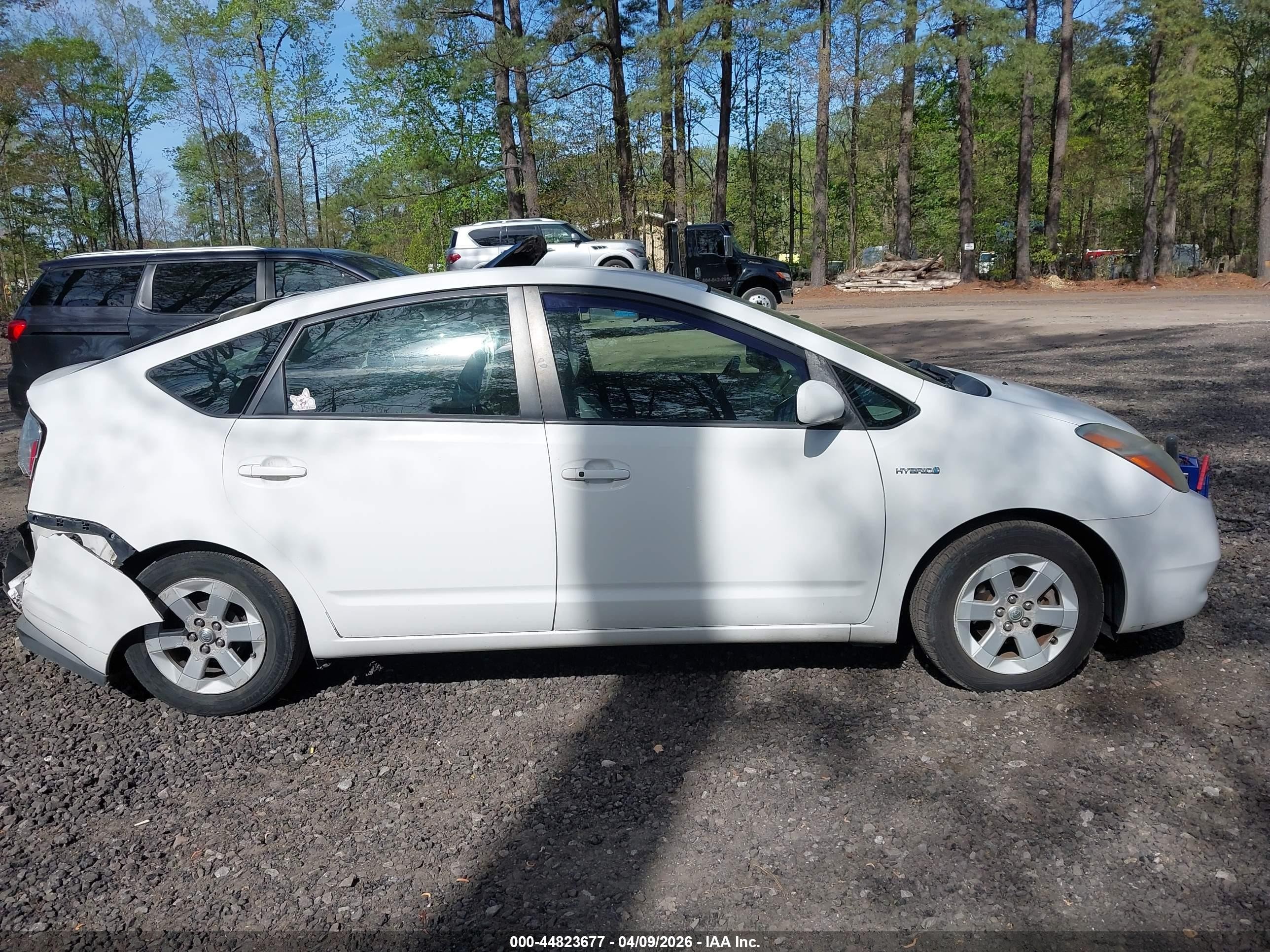 2007 Toyota Prius   White vin: JTDKB20U177617121
