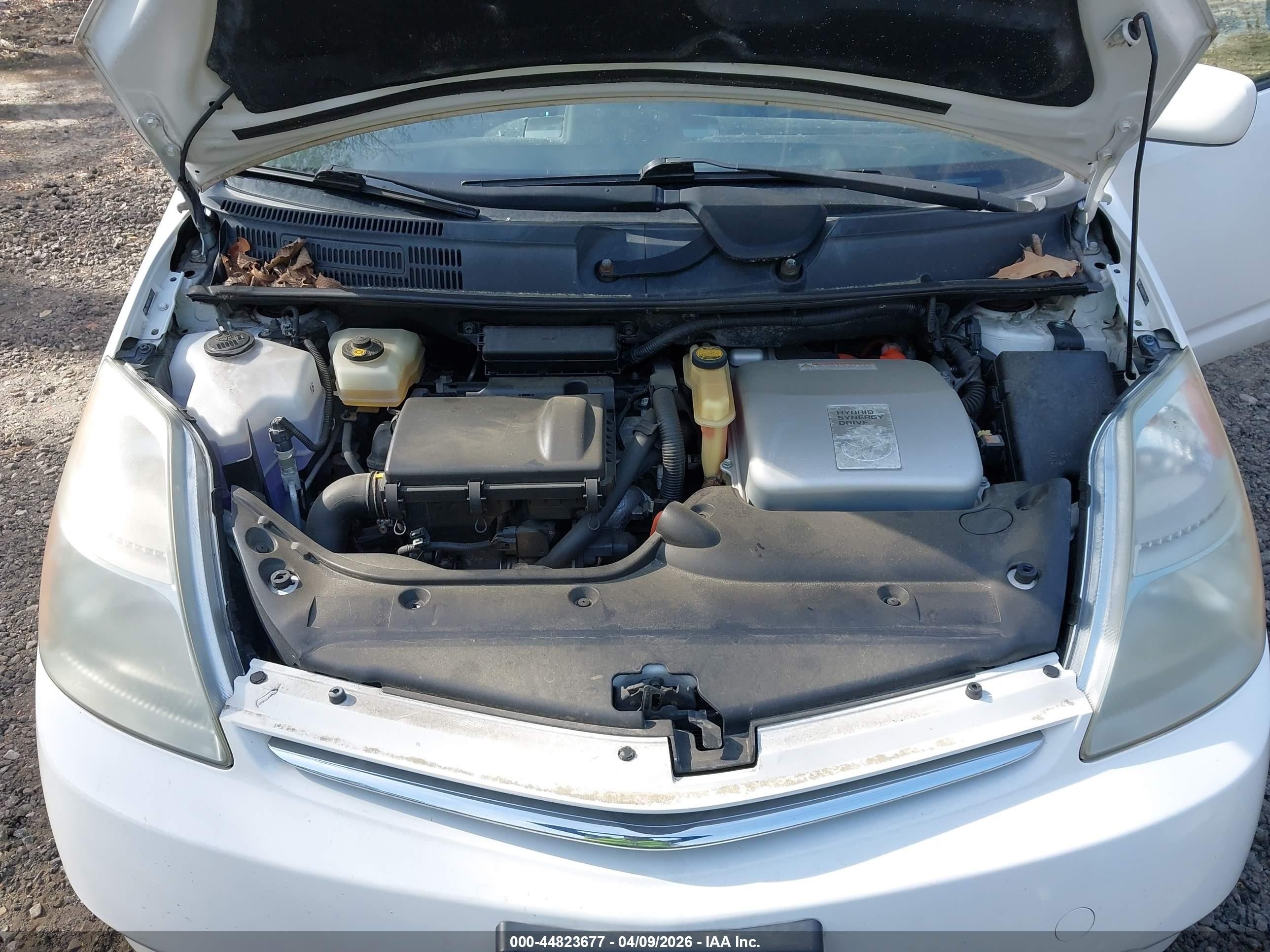 2007 Toyota Prius   White vin: JTDKB20U177617121