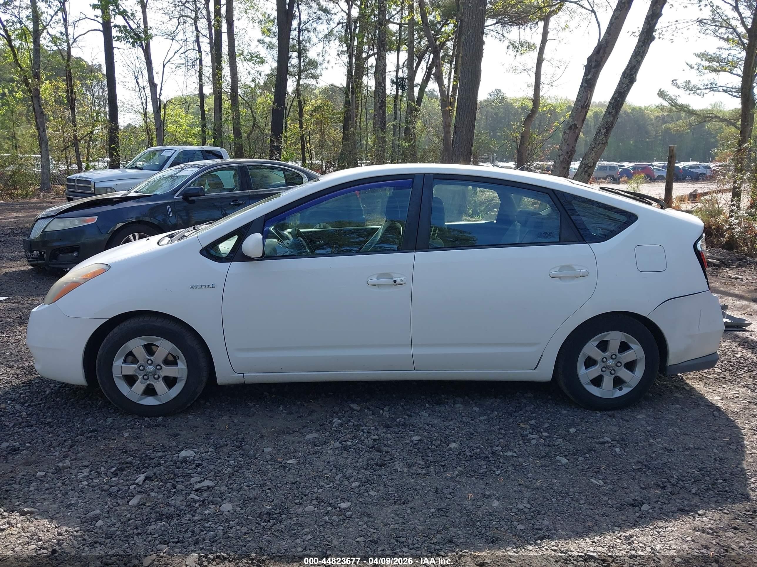 2007 Toyota Prius   White vin: JTDKB20U177617121