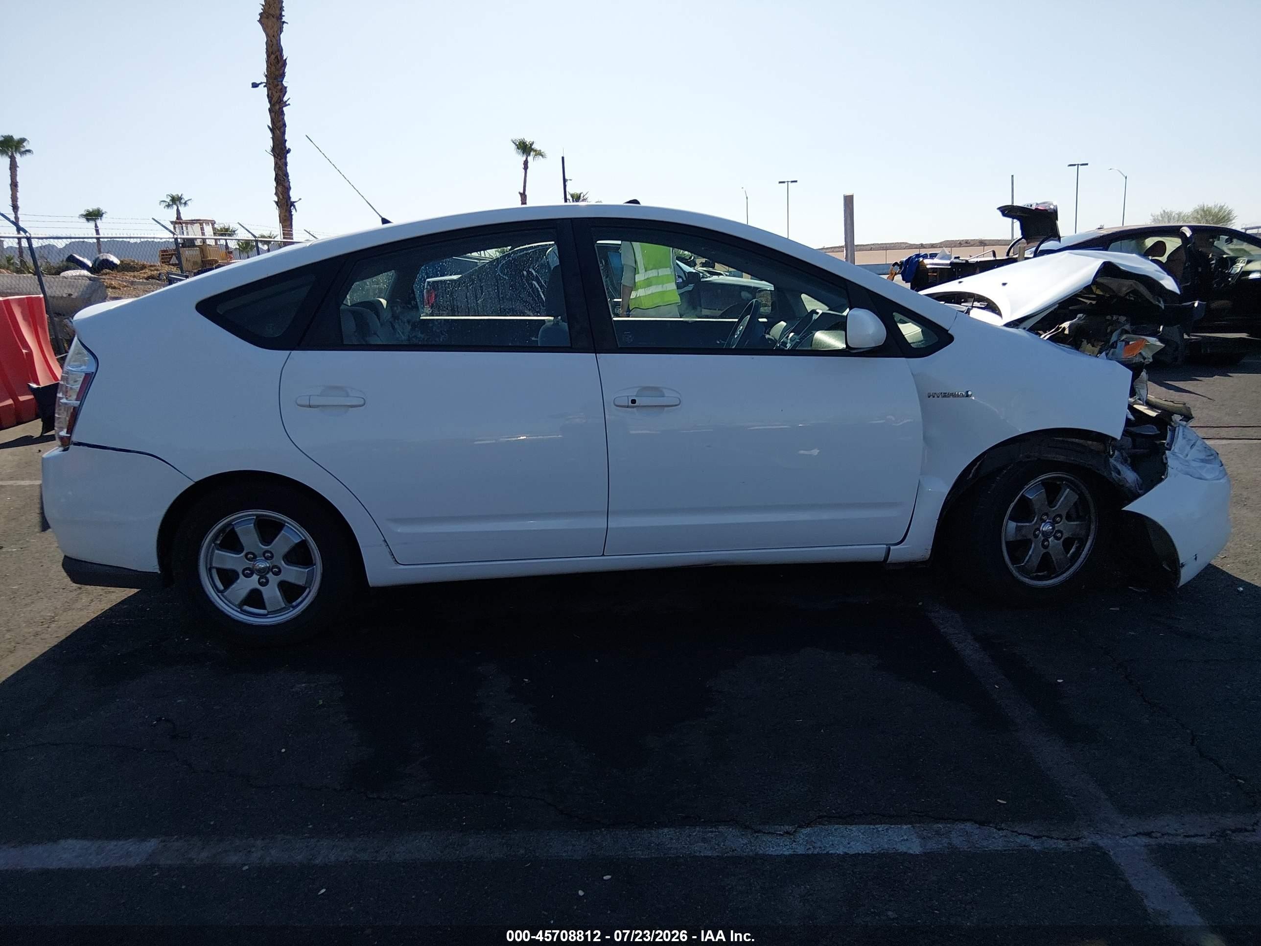 2007 Toyota Prius   White vin: JTDKB20U177678159
