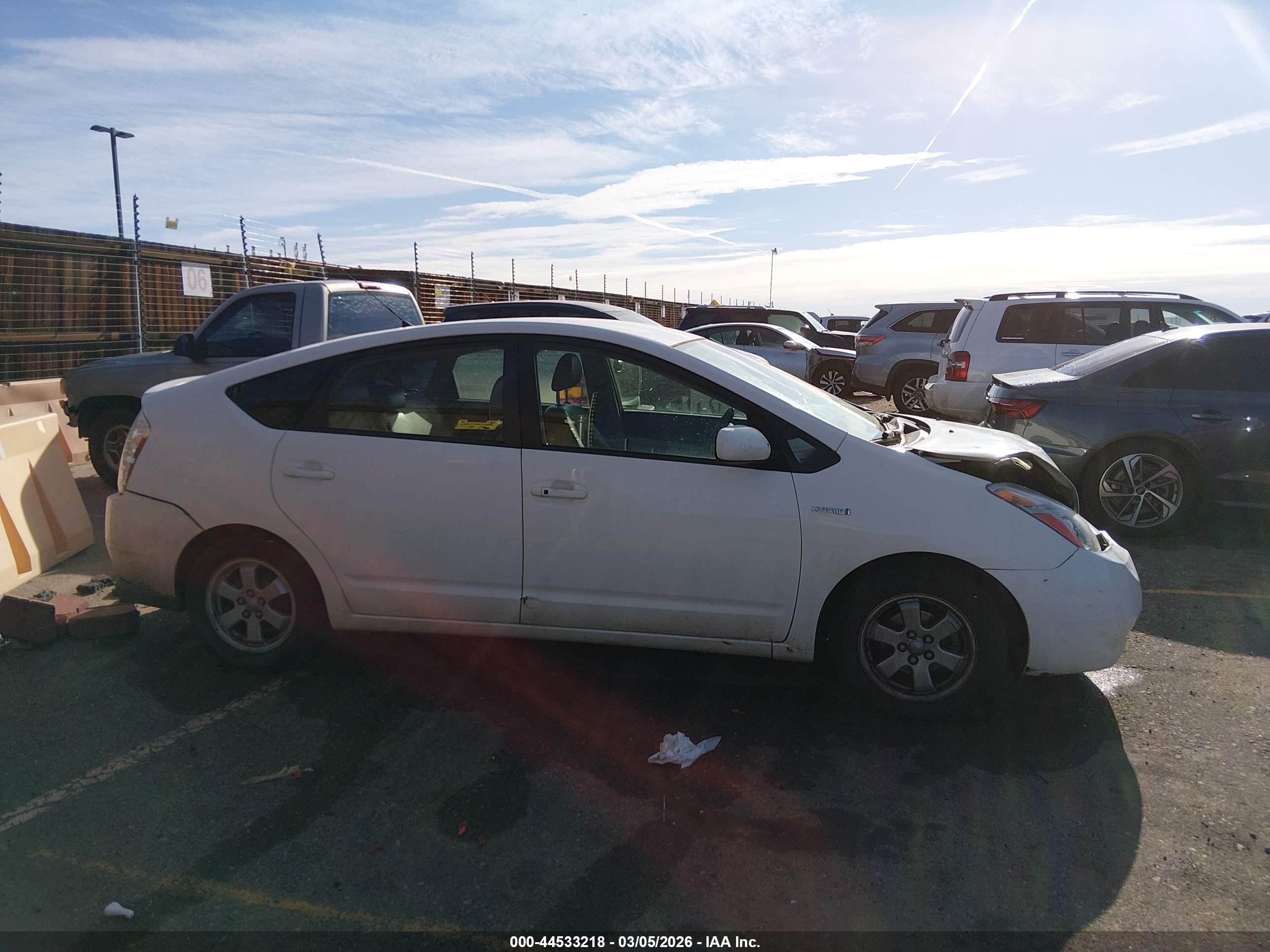 2007 Toyota Prius   White vin: JTDKB20U177683927