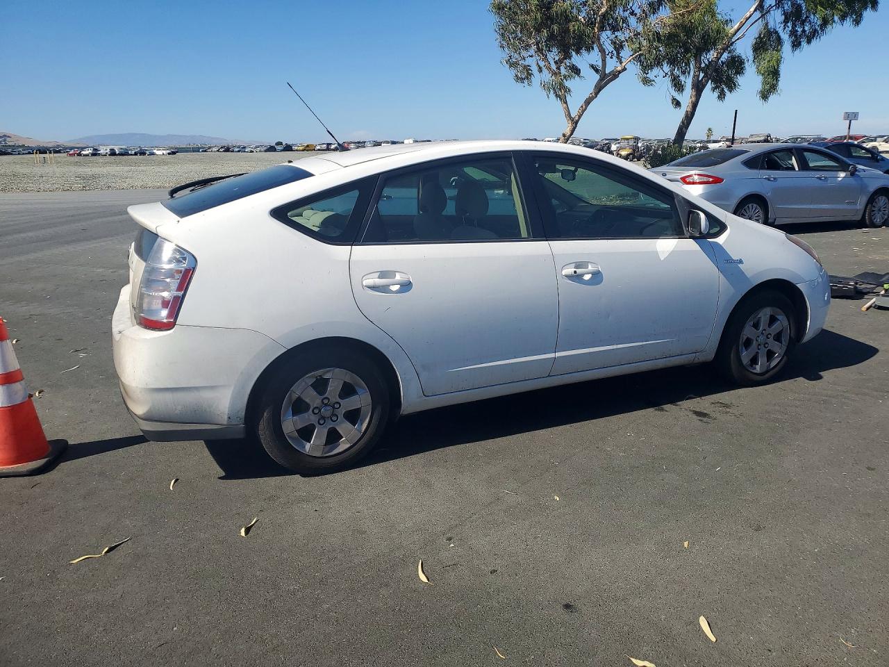 2009 Toyota Prius Base White vin: JTDKB20U193516607