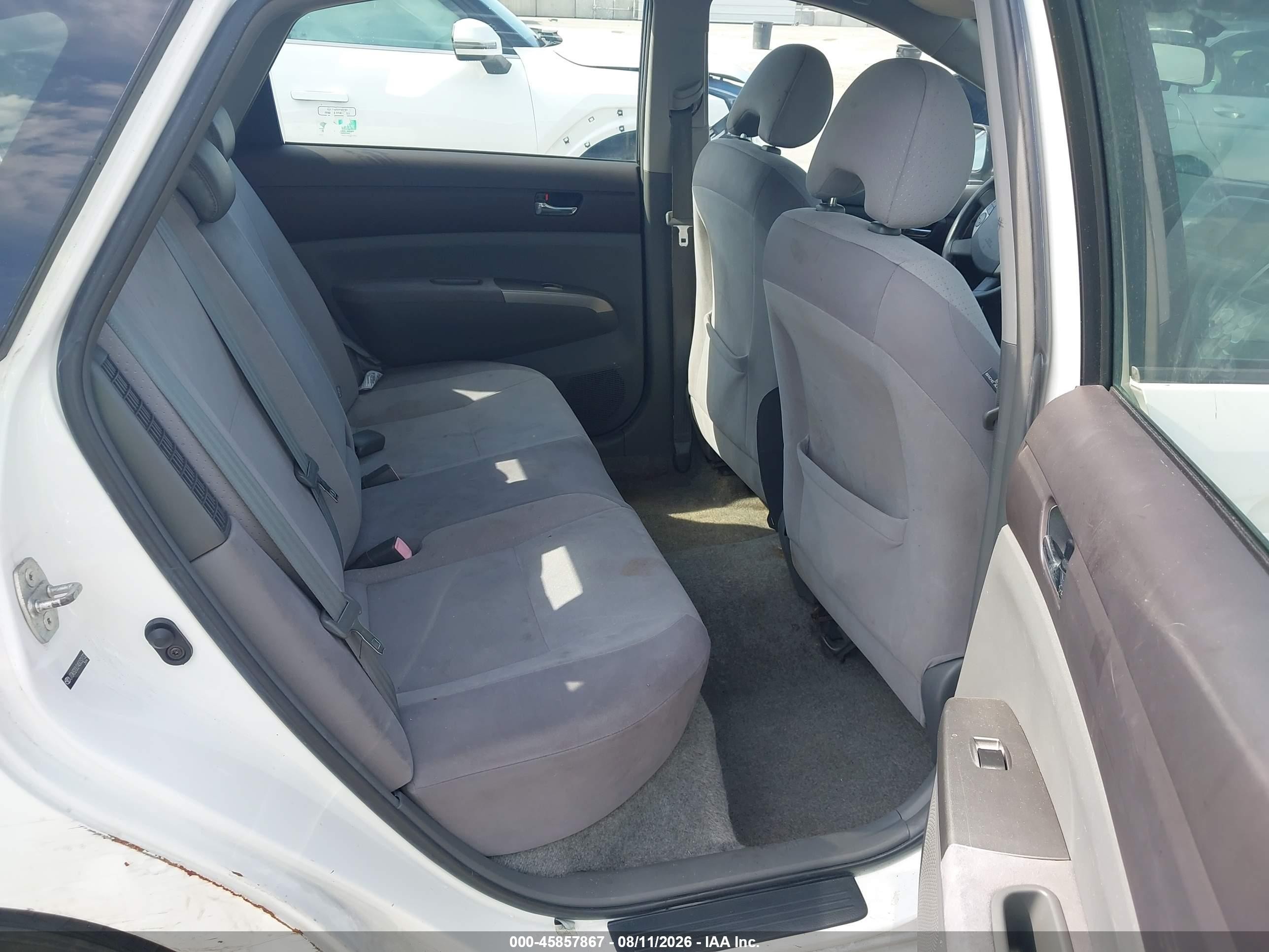 2004 Toyota Prius   White vin: JTDKB20U240032732