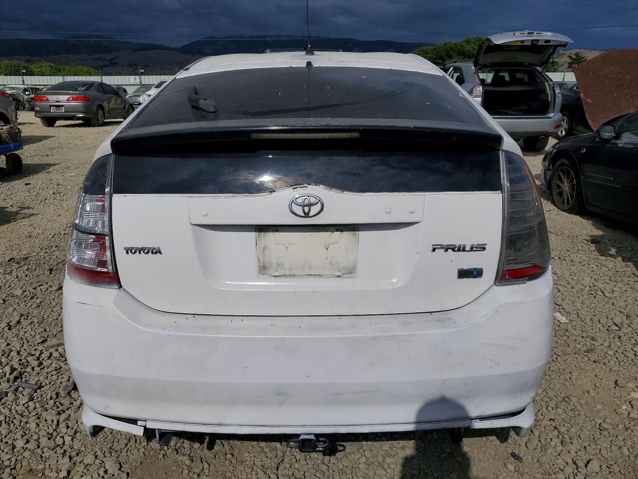 2004 Toyota Prius Base White vin: JTDKB20U240038787