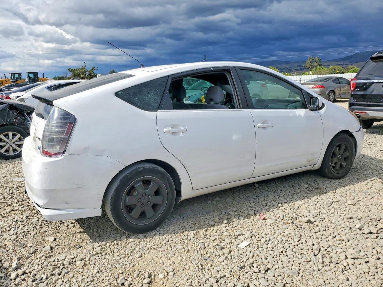 2004 Toyota Prius Base White vin: JTDKB20U240038787