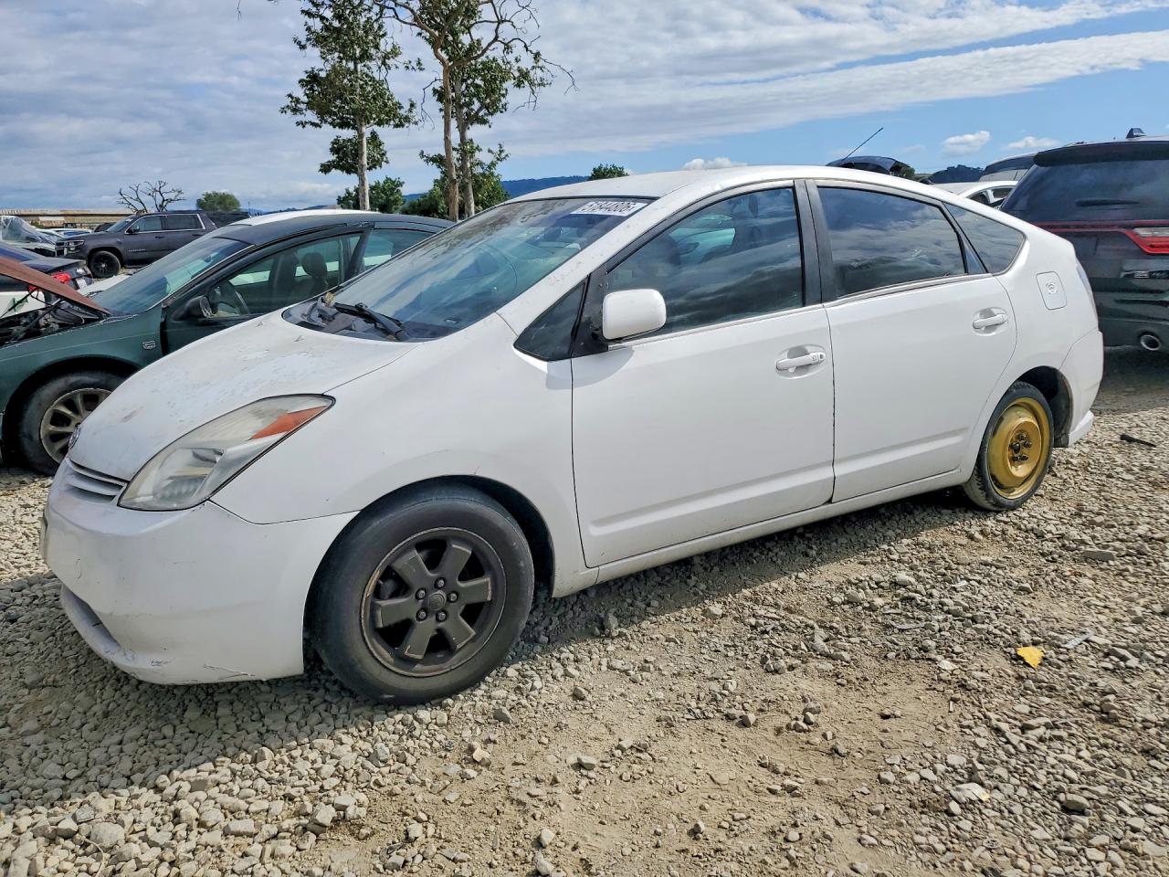 2004 Toyota Prius Base White vin: JTDKB20U240038787