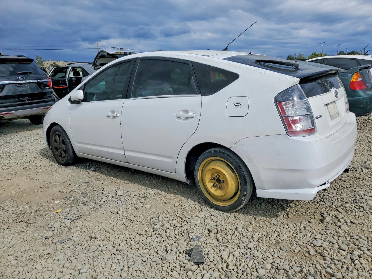 2004 Toyota Prius Base White vin: JTDKB20U240038787