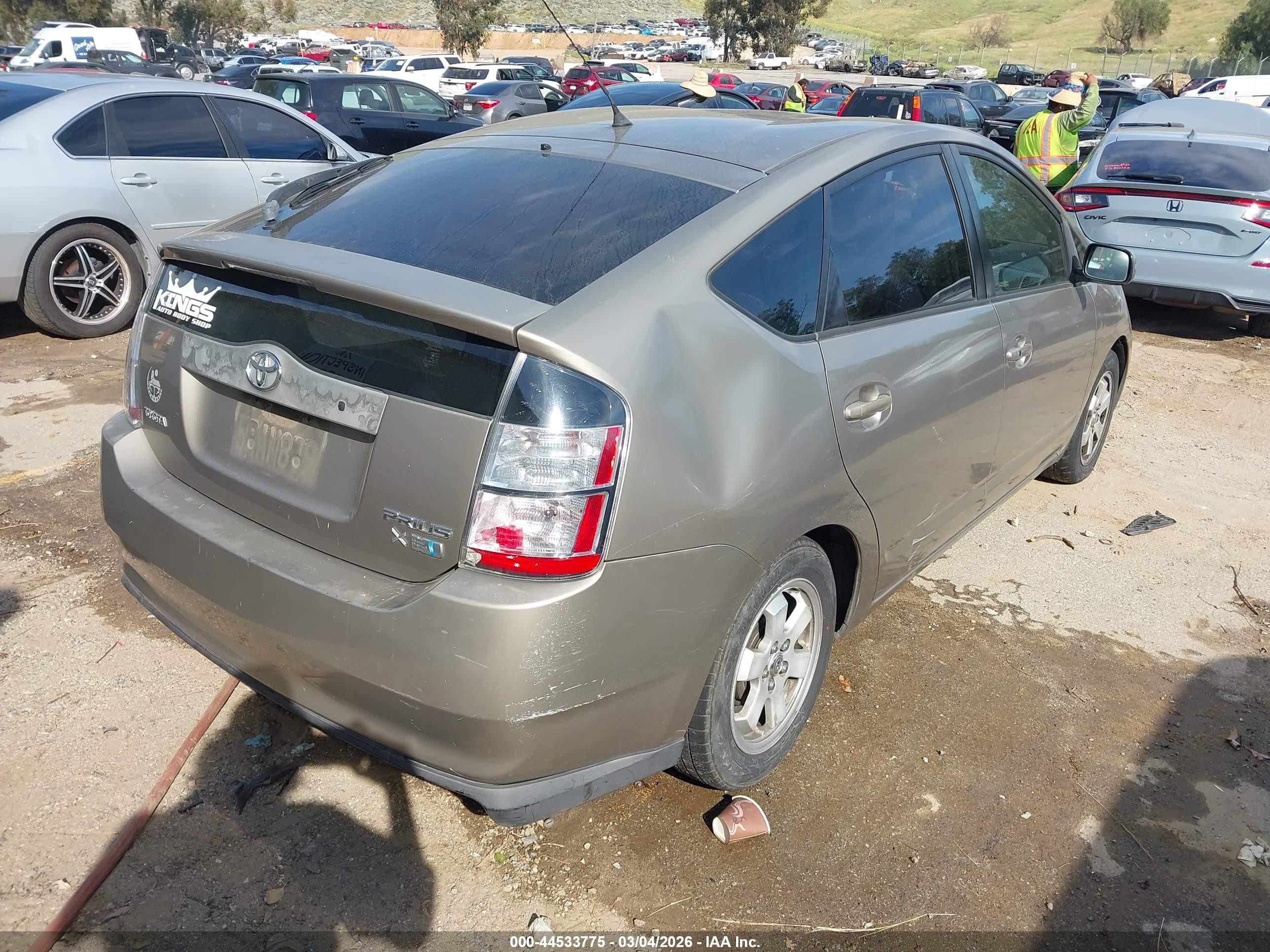 2005 Toyota Prius   Silver vin: JTDKB20U253118882
