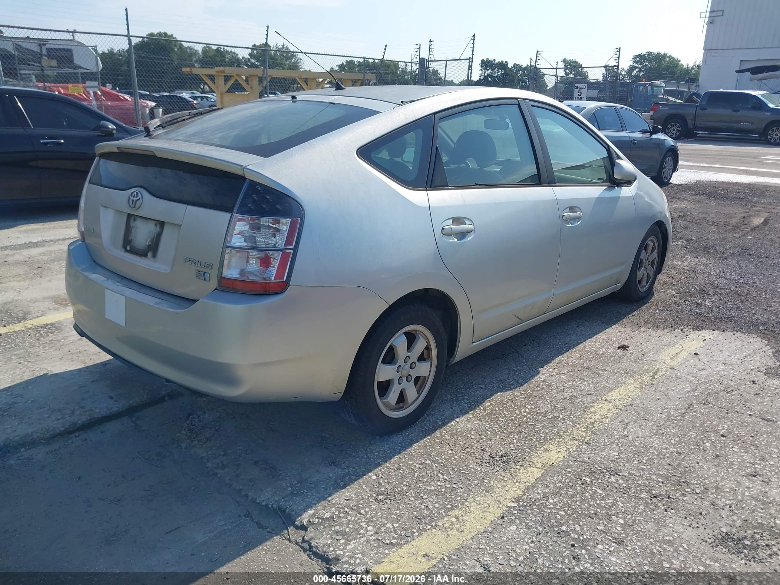 2005 Toyota Prius   Silver vin: JTDKB20U253127775