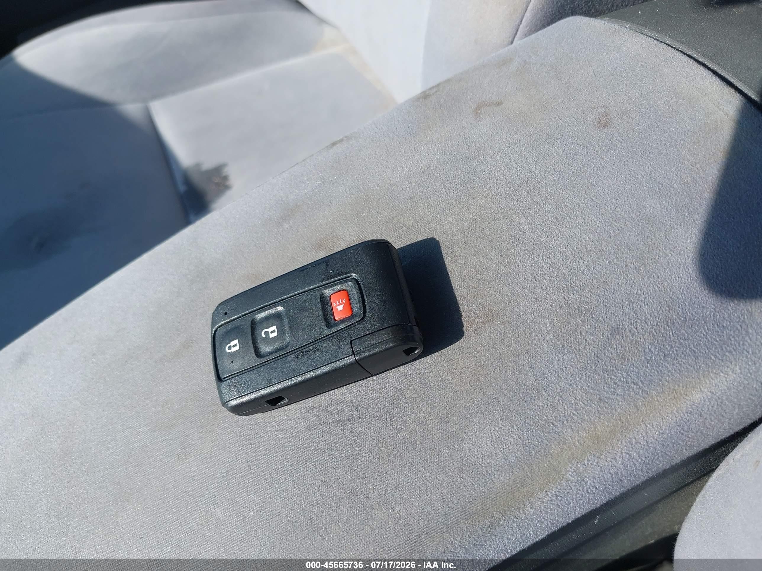 2005 Toyota Prius   Silver vin: JTDKB20U253127775