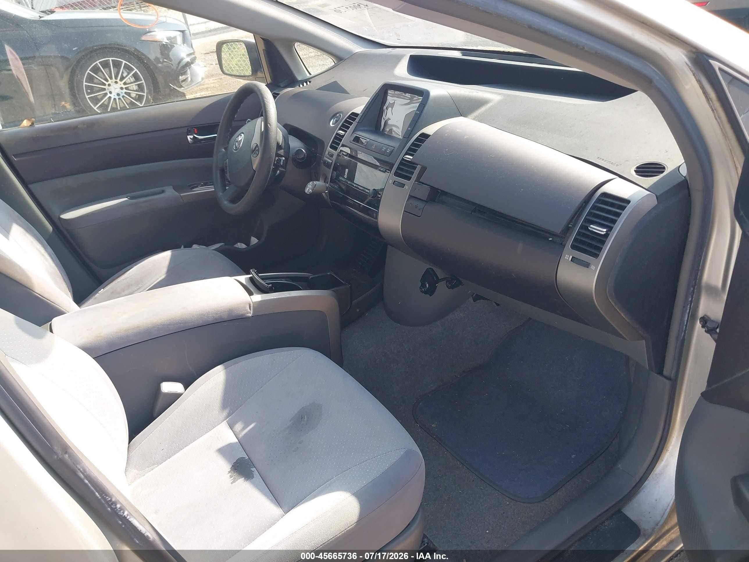 2005 Toyota Prius   Silver vin: JTDKB20U253127775