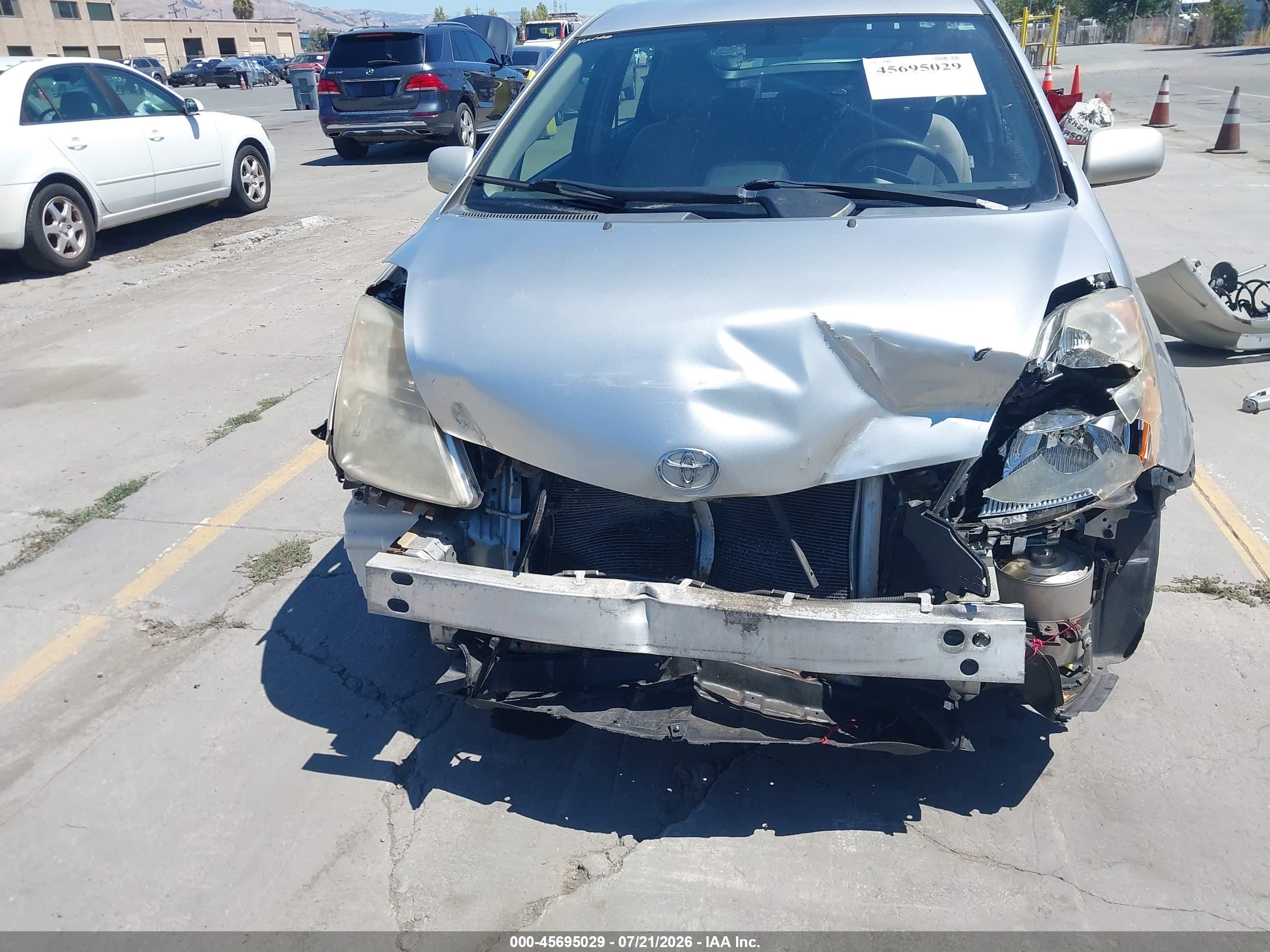 2005 Toyota Prius   Silver vin: JTDKB20U257039589