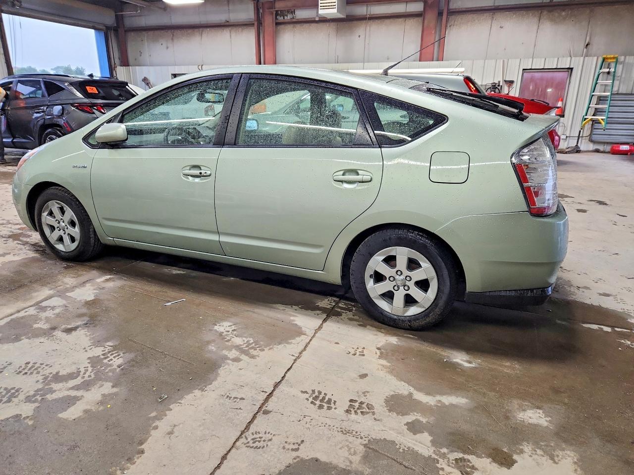 2007 Toyota Prius Base Green vin: JTDKB20U273274925