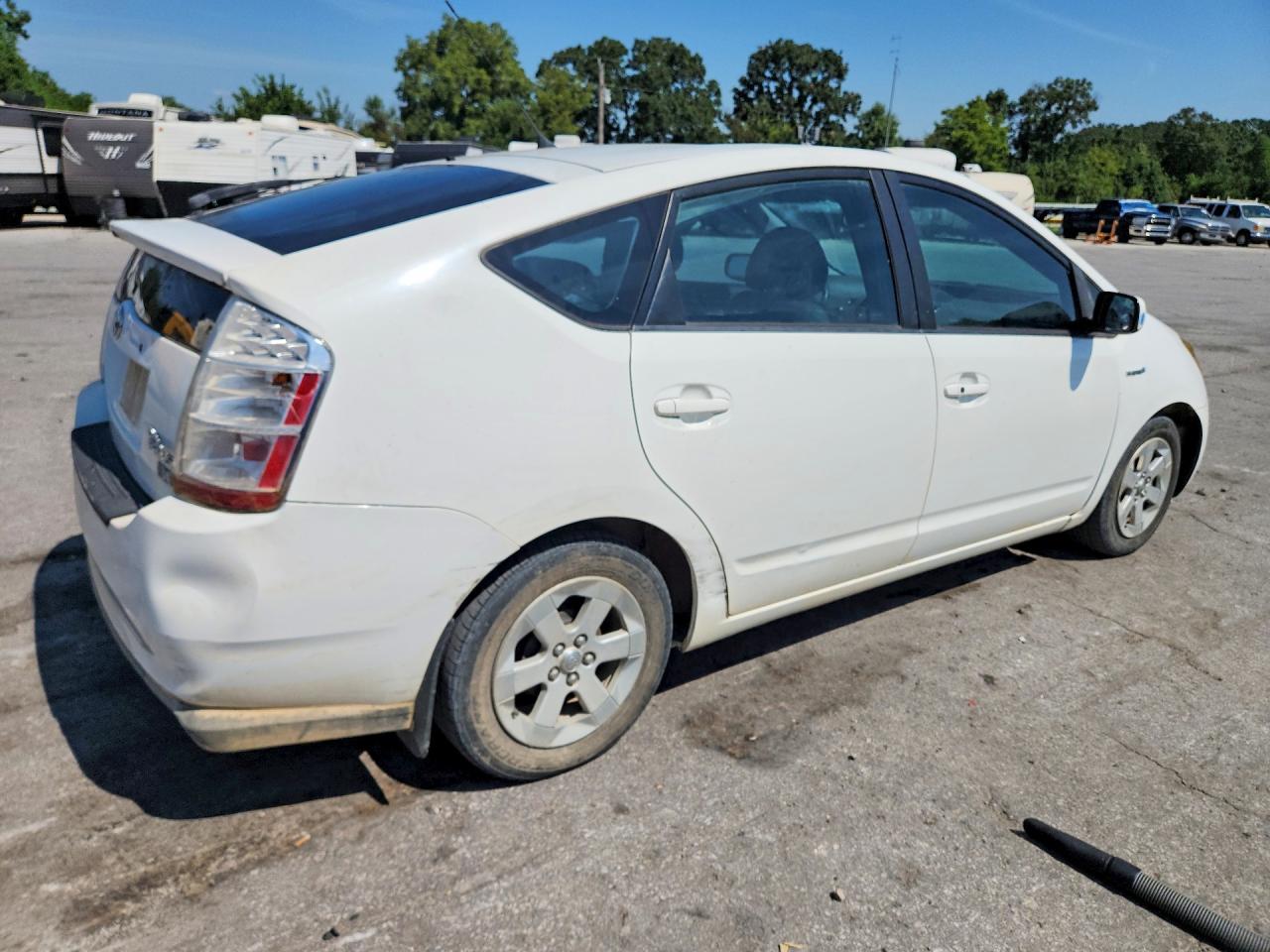 2007 Toyota Prius Base White vin: JTDKB20U277604636