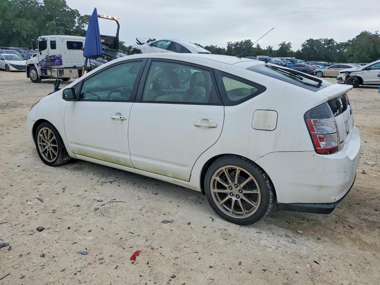 2005 Toyota Prius Base Белый vin: JTDKB20U353022629