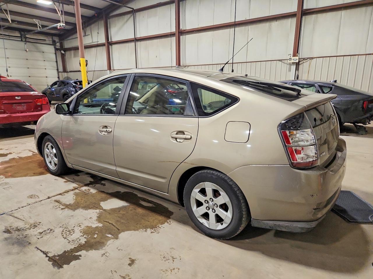 2005 Toyota Prius Base Beige vin: JTDKB20U353055405