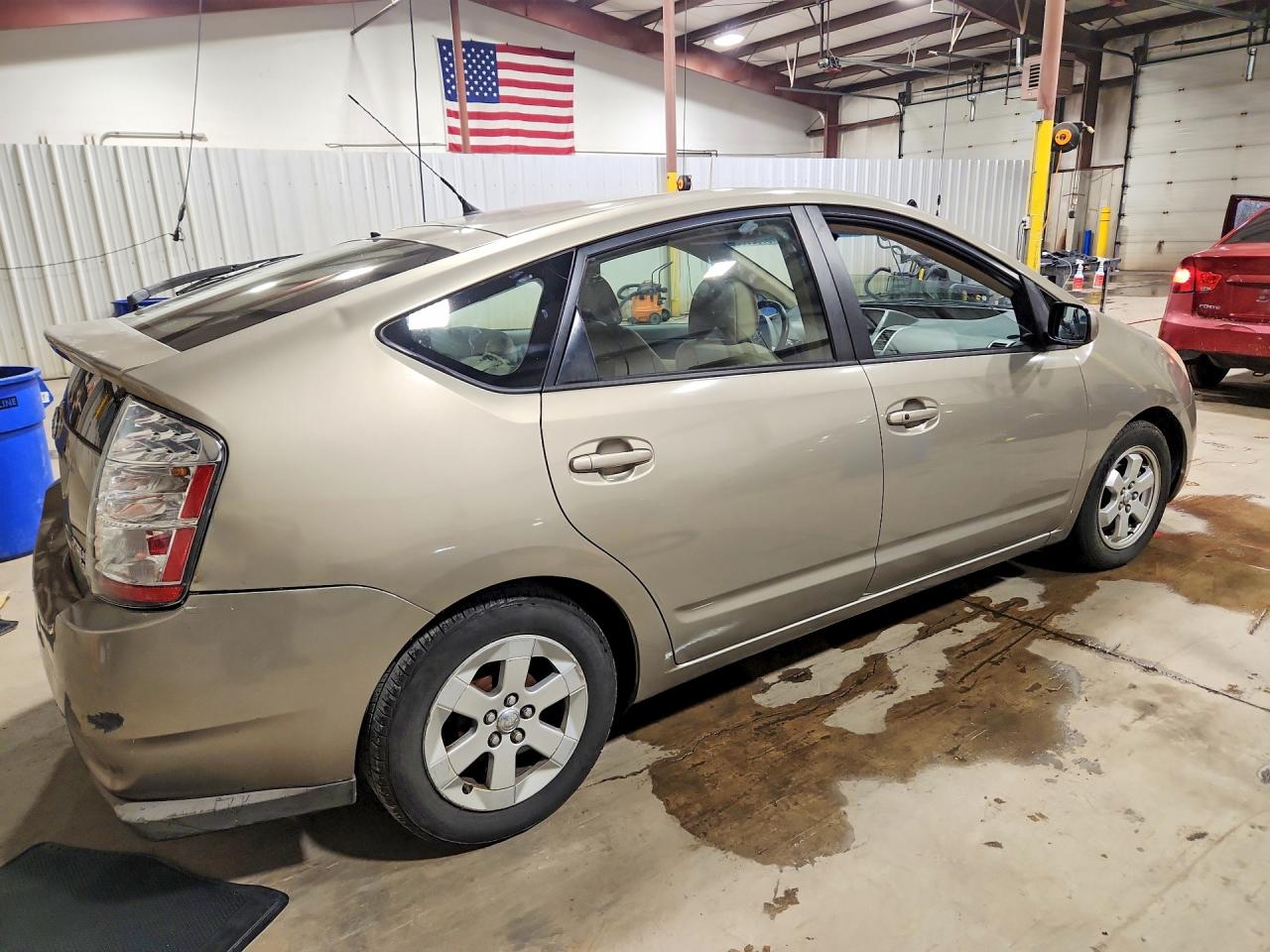 2005 Toyota Prius Base Beige vin: JTDKB20U353055405