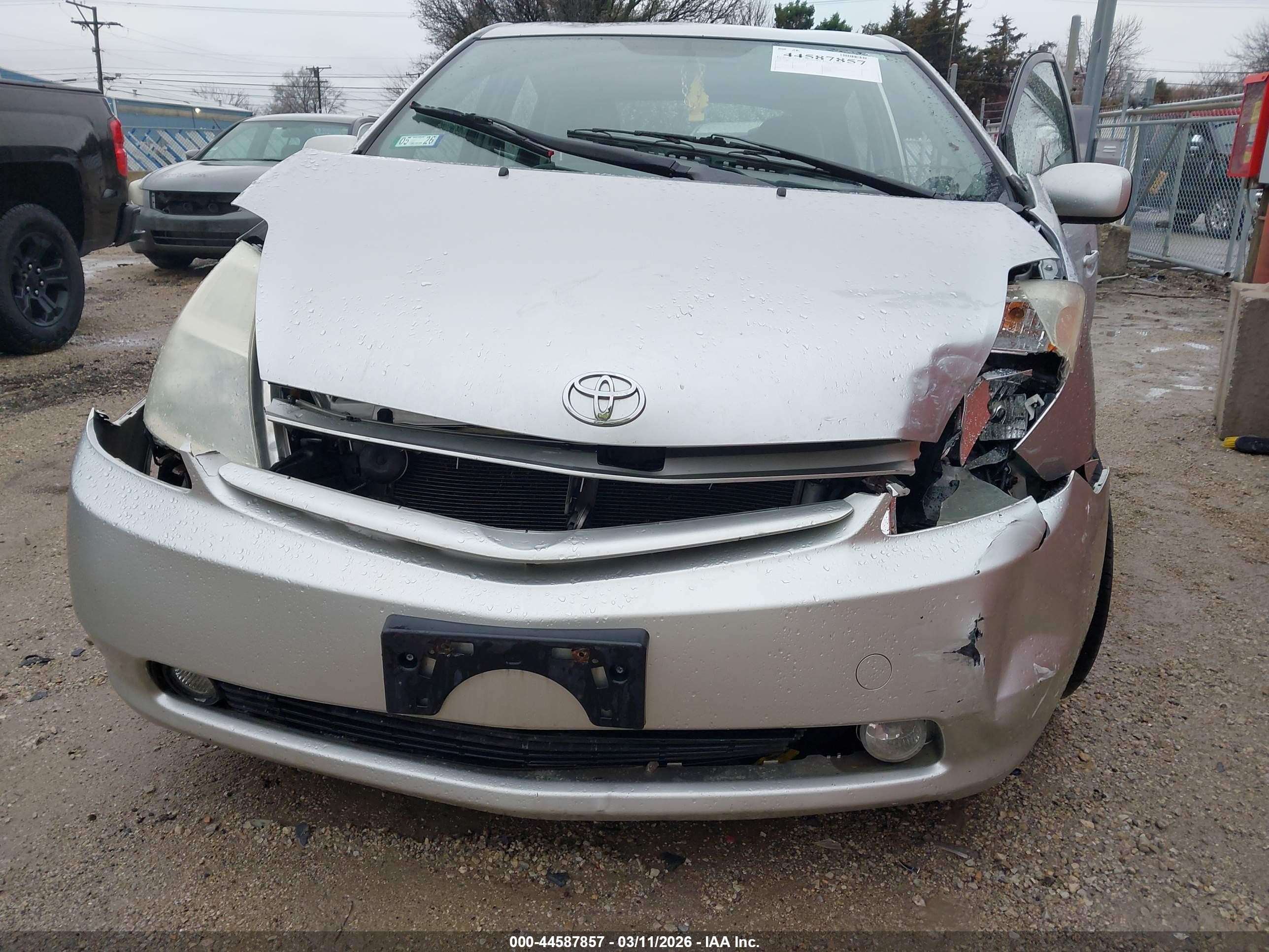2005 Toyota Prius   Silver vin: JTDKB20U357019593