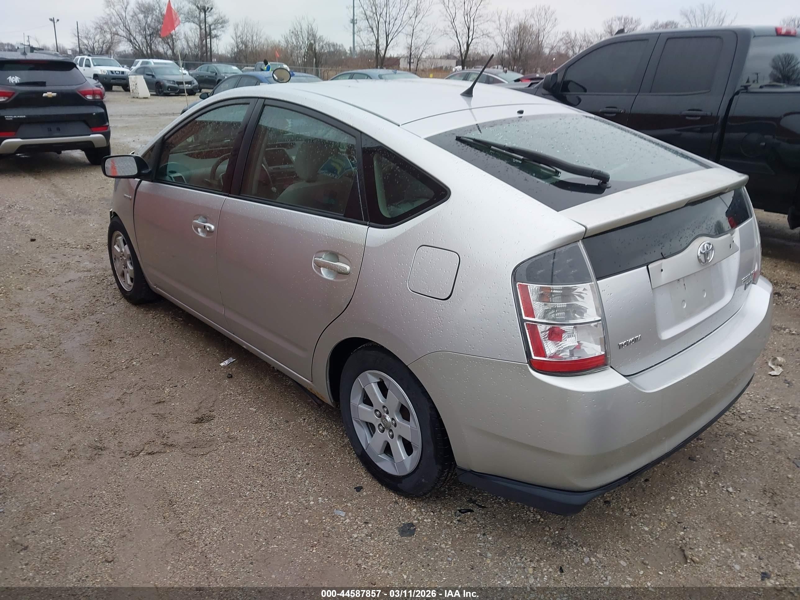 2005 Toyota Prius   Silver vin: JTDKB20U357019593