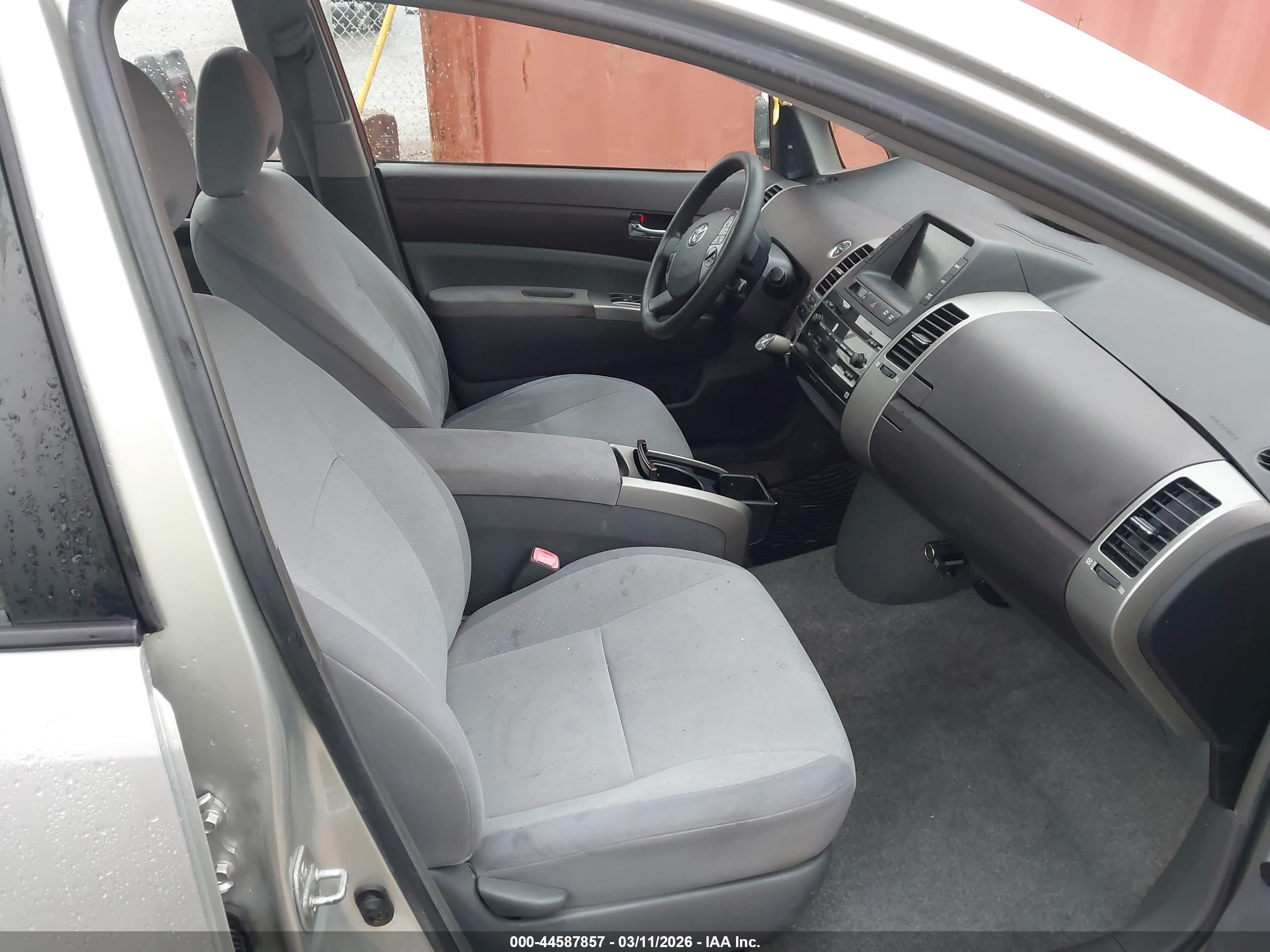 2005 Toyota Prius   Silver vin: JTDKB20U357019593