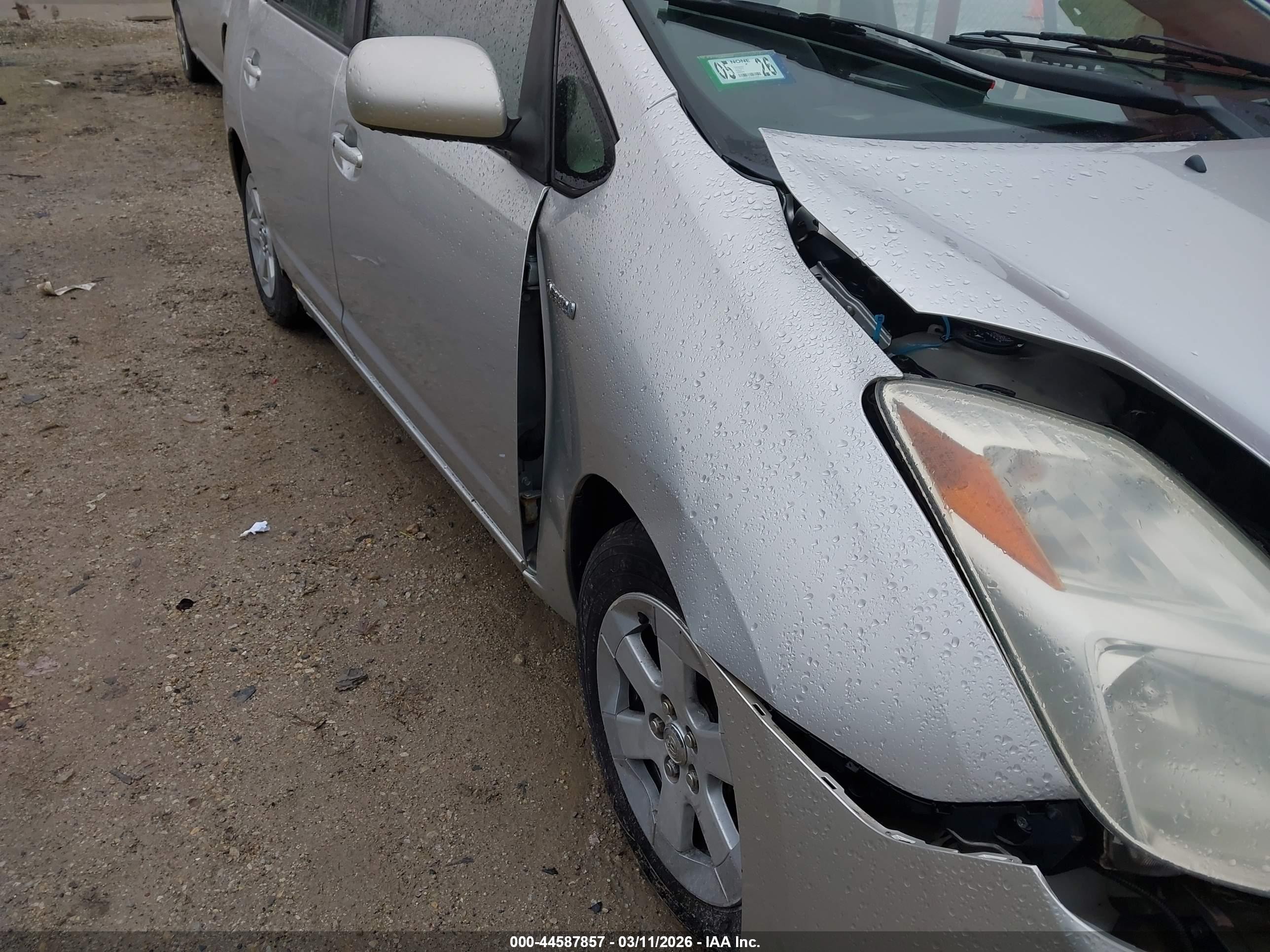 2005 Toyota Prius   Silver vin: JTDKB20U357019593