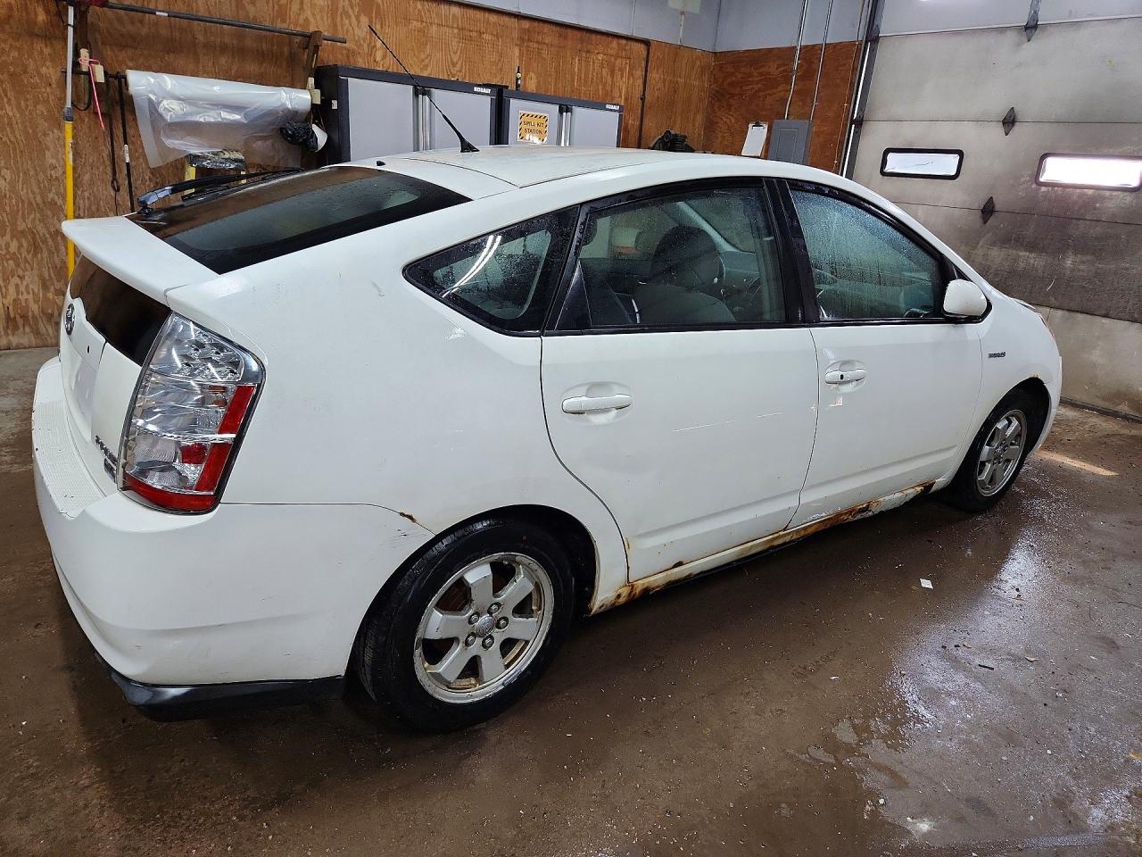 2007 Toyota Prius Base White vin: JTDKB20U377637838