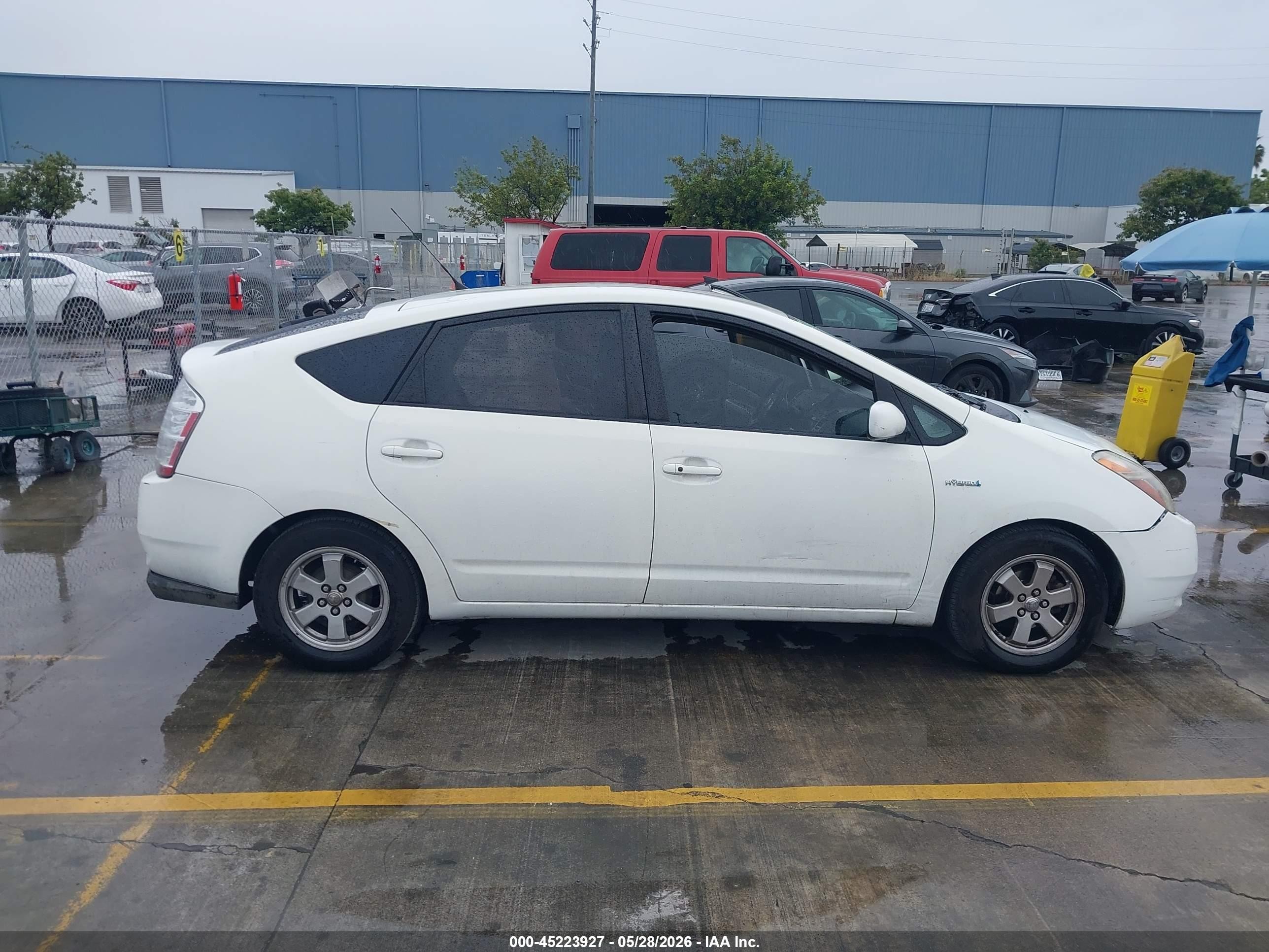 2009 Toyota Prius   White vin: JTDKB20U393529066