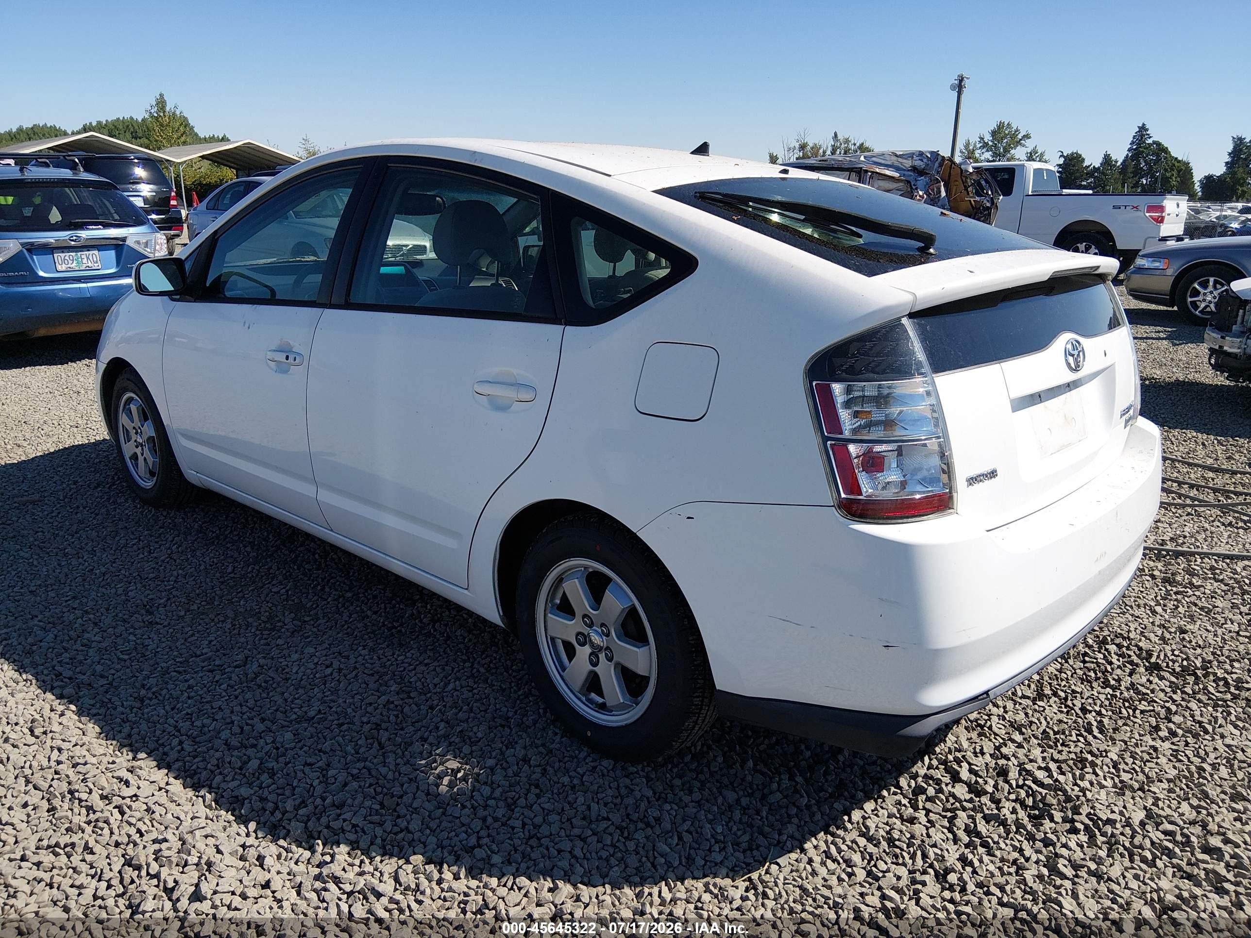 2004 Toyota Prius   White vin: JTDKB20U440063724