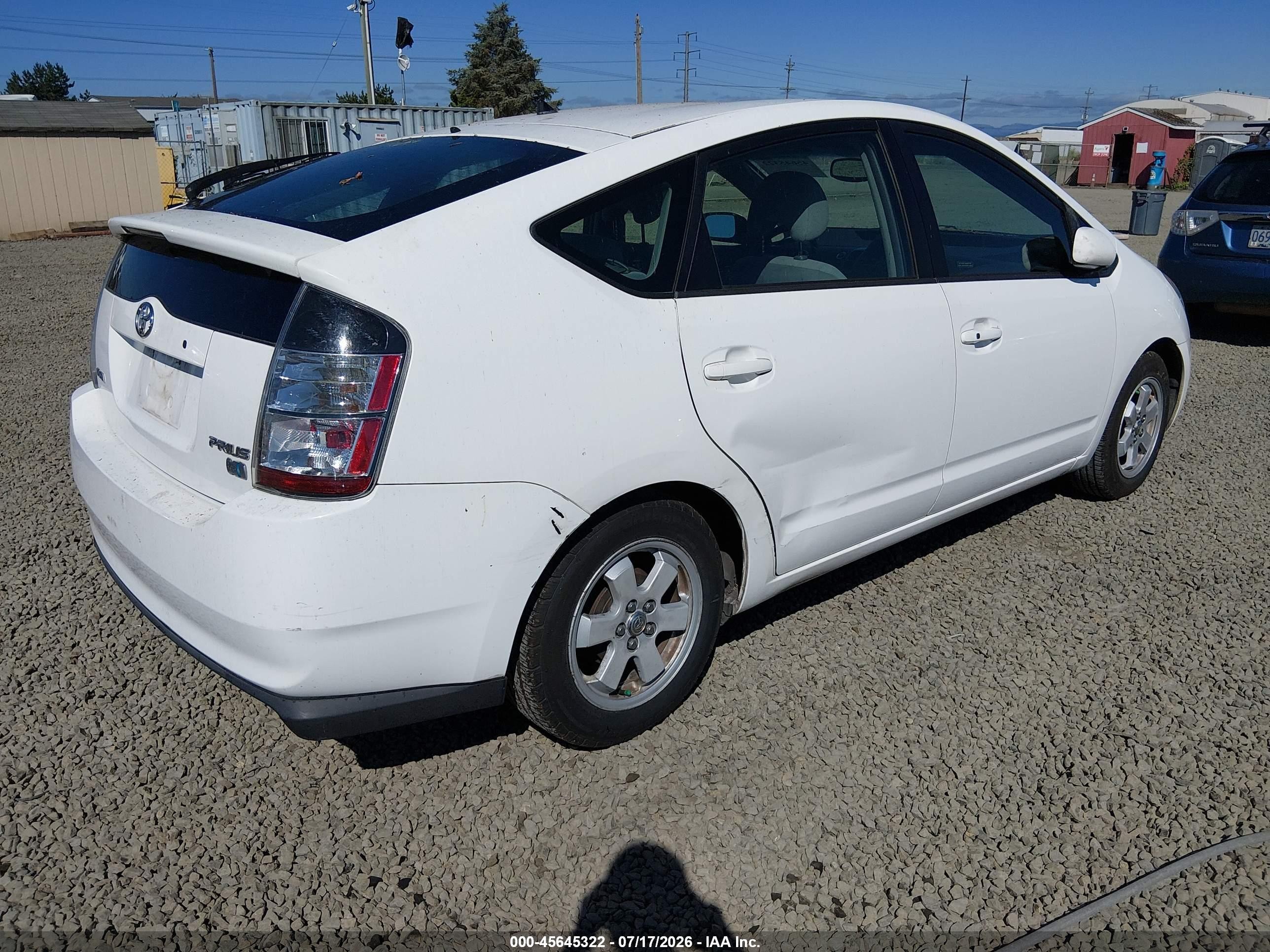 2004 Toyota Prius   White vin: JTDKB20U440063724
