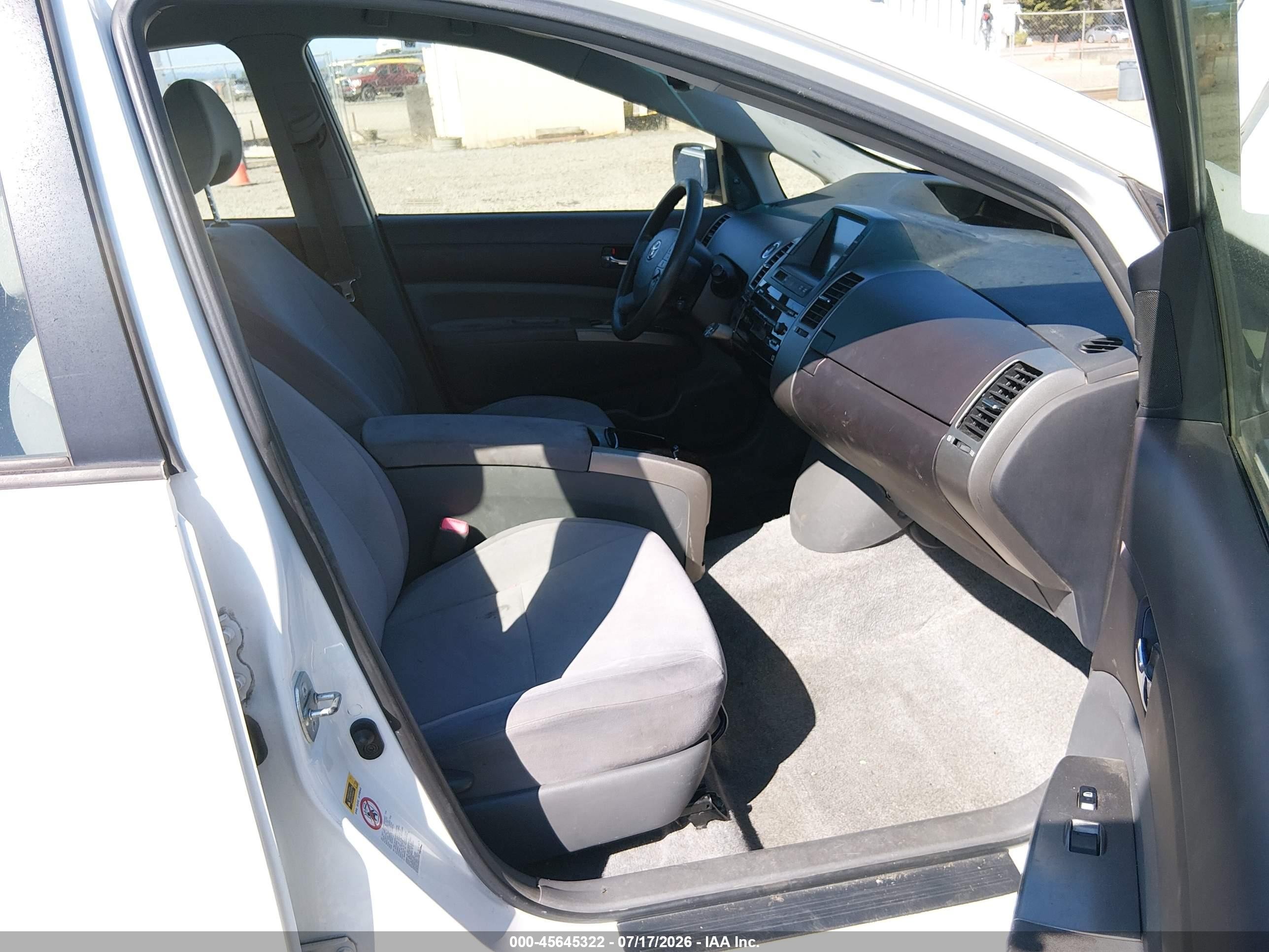 2004 Toyota Prius   White vin: JTDKB20U440063724