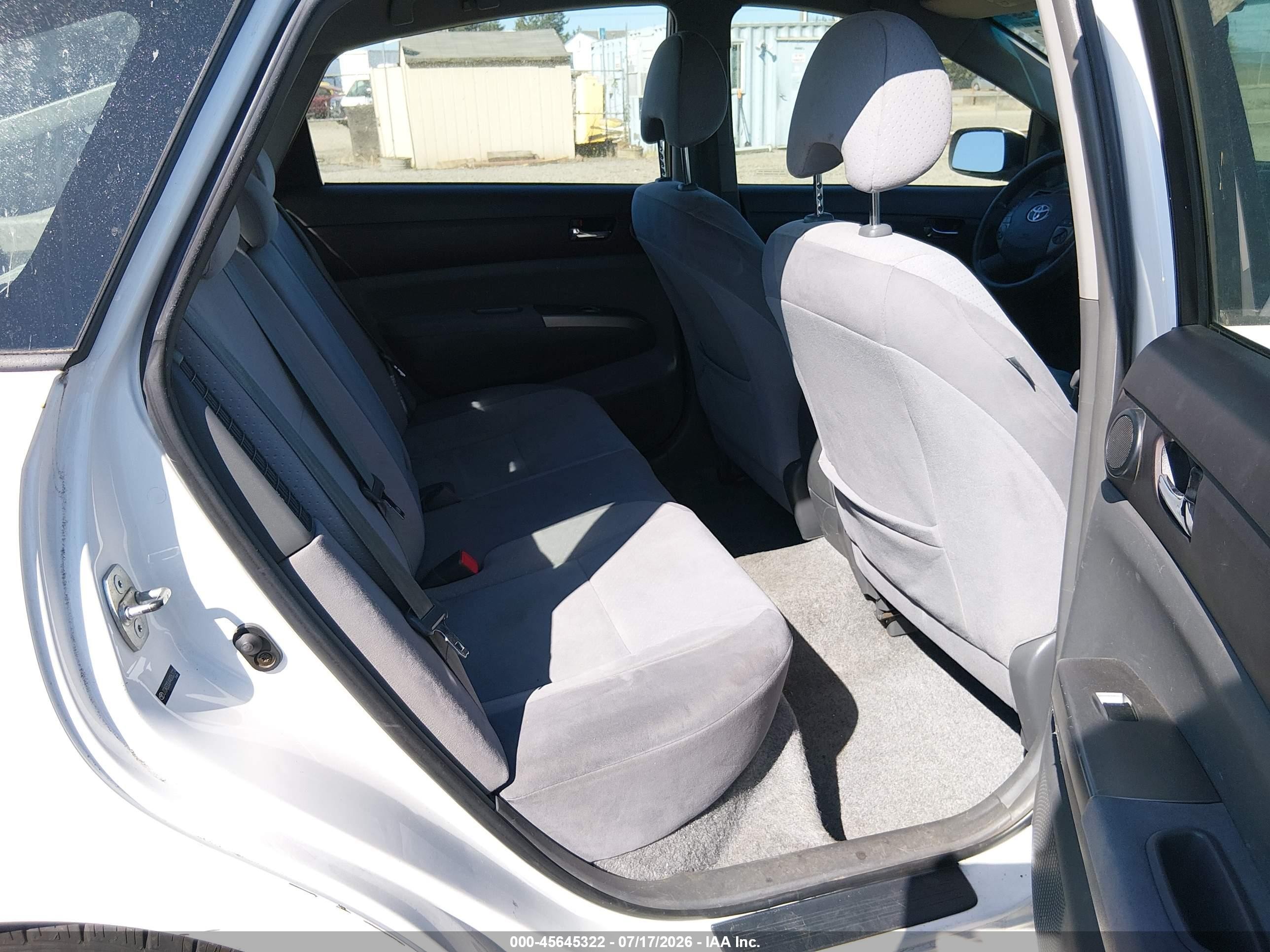 2004 Toyota Prius   White vin: JTDKB20U440063724