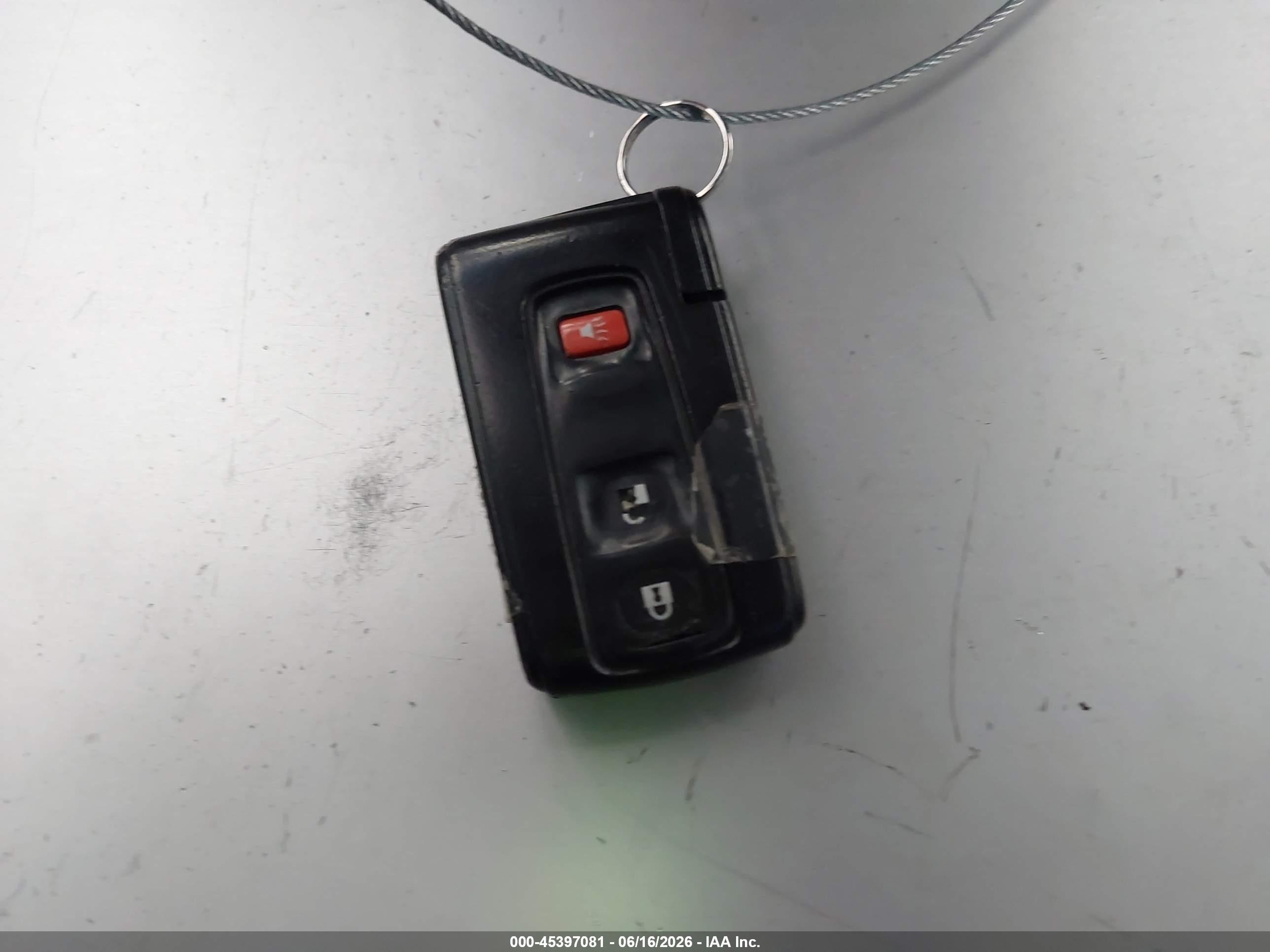 2004 Toyota Prius   Серебряный vin: JTDKB20U440116826