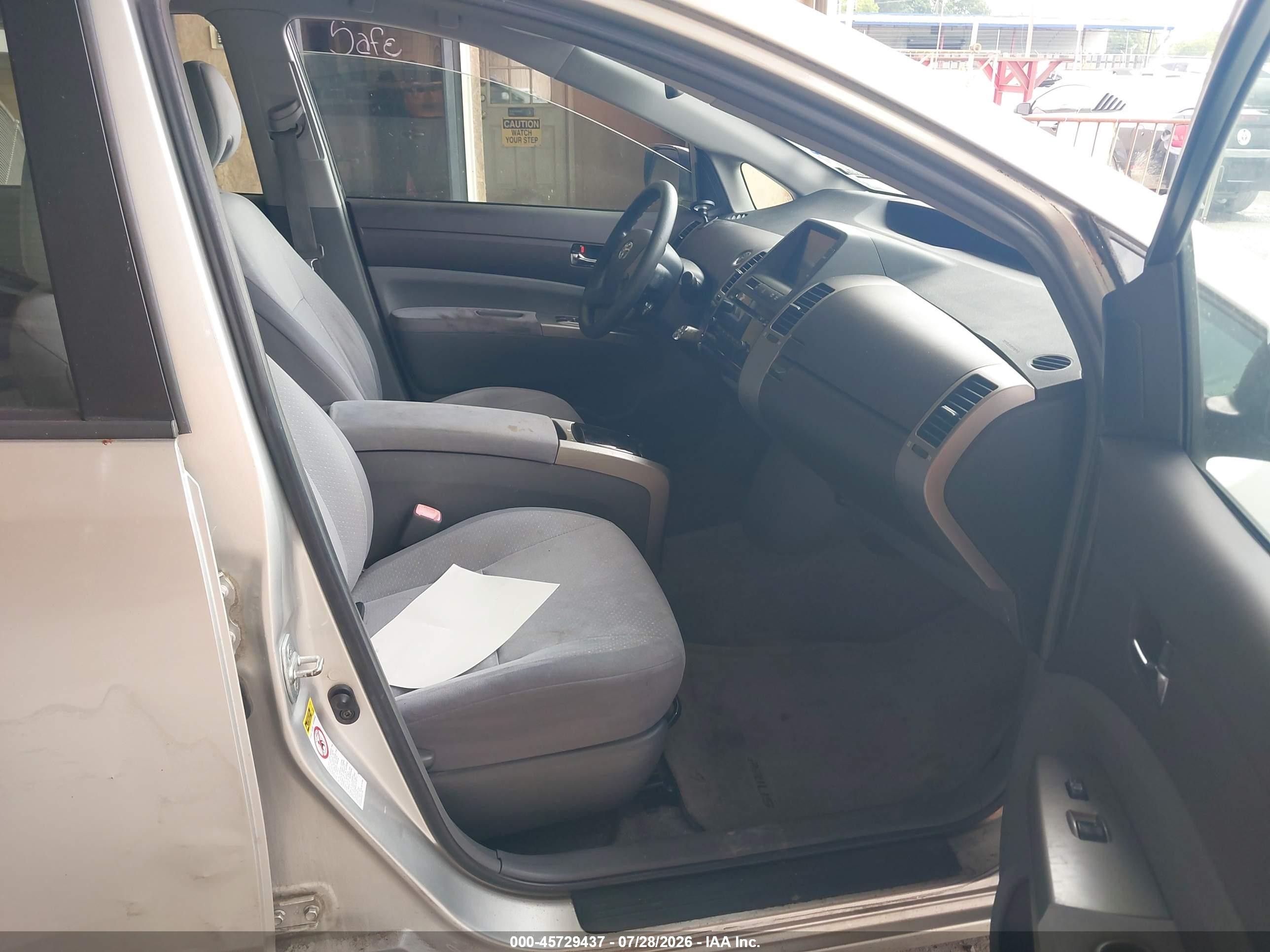 2005 Toyota Prius   Silver vin: JTDKB20U453053775