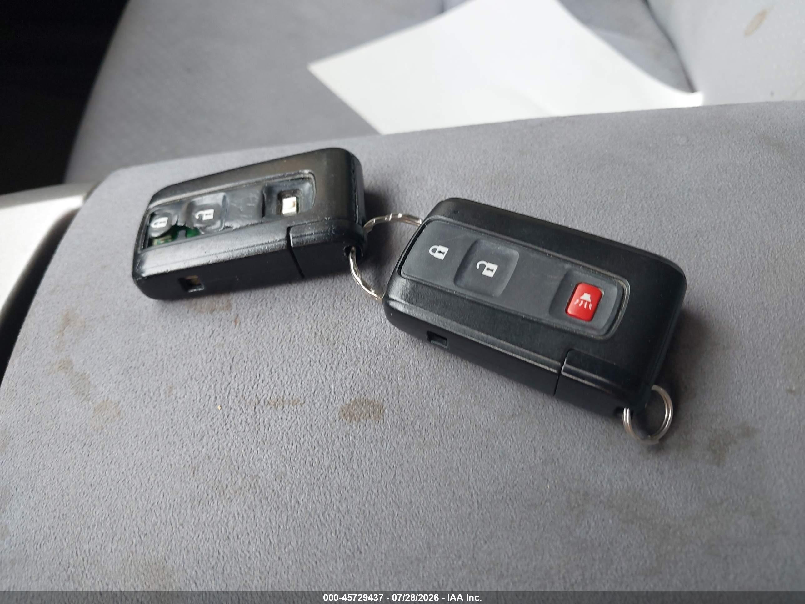 2005 Toyota Prius   Silver vin: JTDKB20U453053775