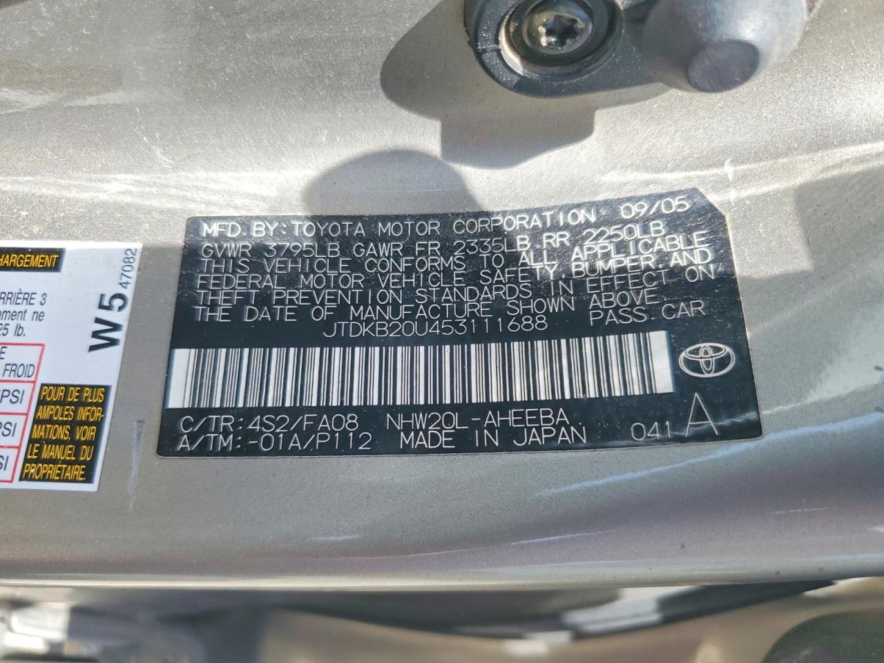 2005 Toyota Prius Base Tan vin: JTDKB20U453111688