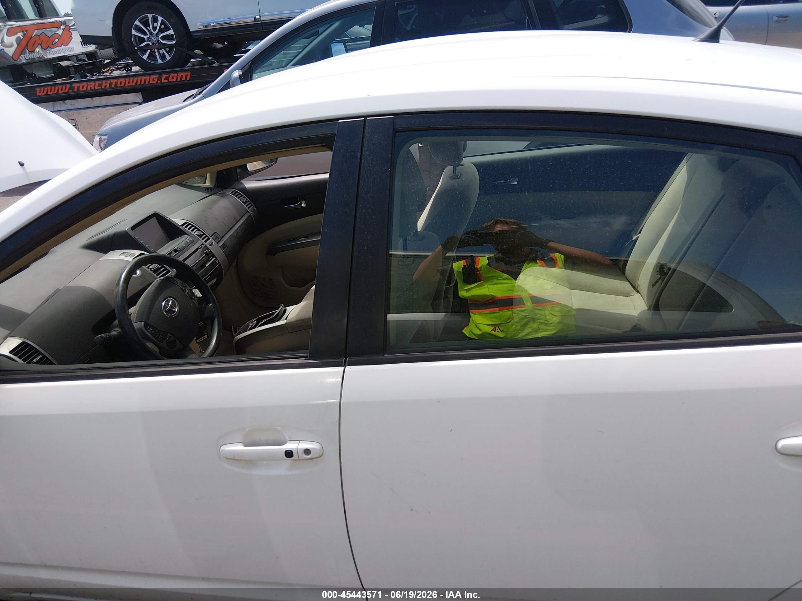 2005 Toyota Prius   White vin: JTDKB20U453115126