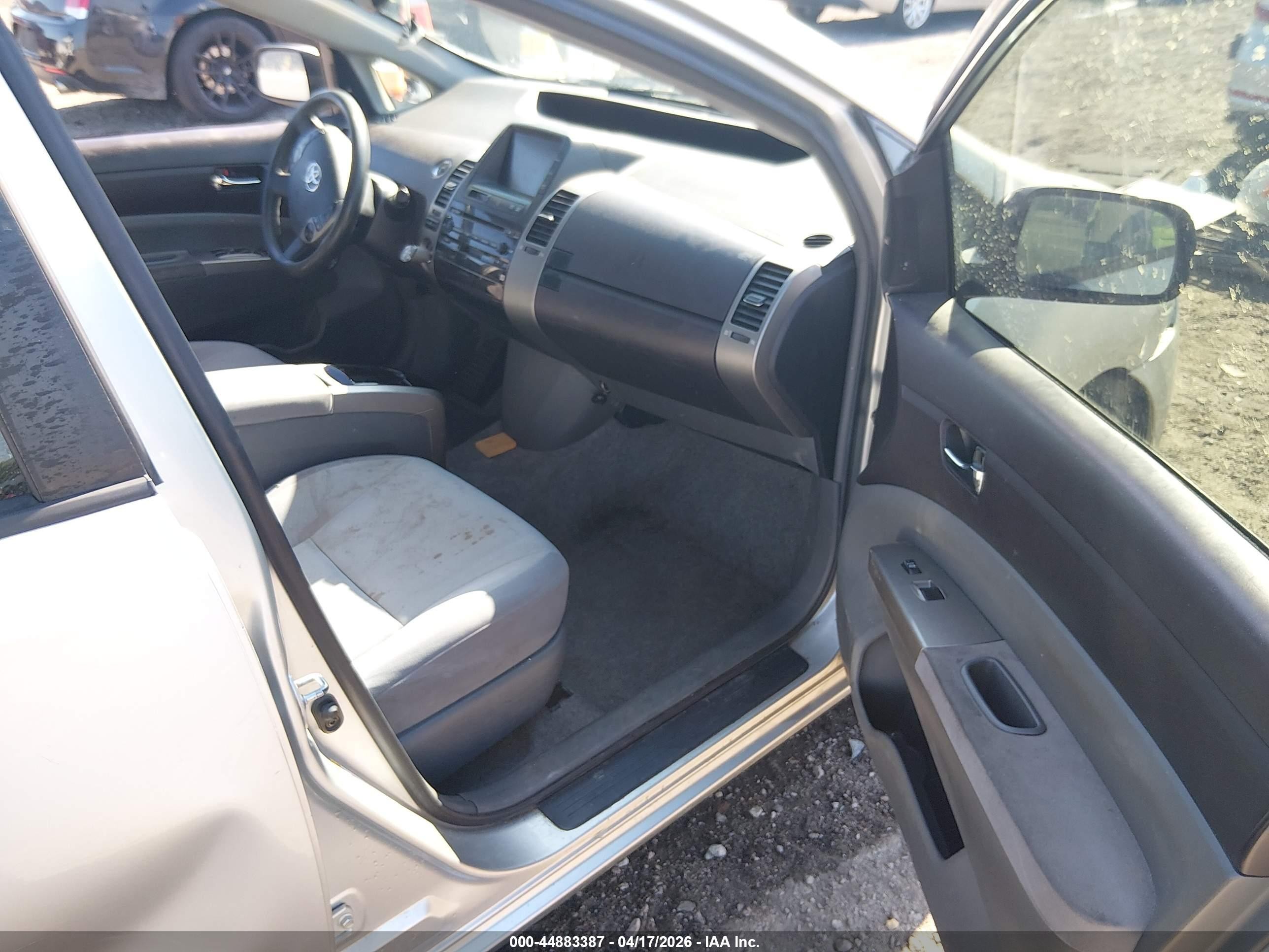 2005 Toyota Prius   Silver vin: JTDKB20U457044308