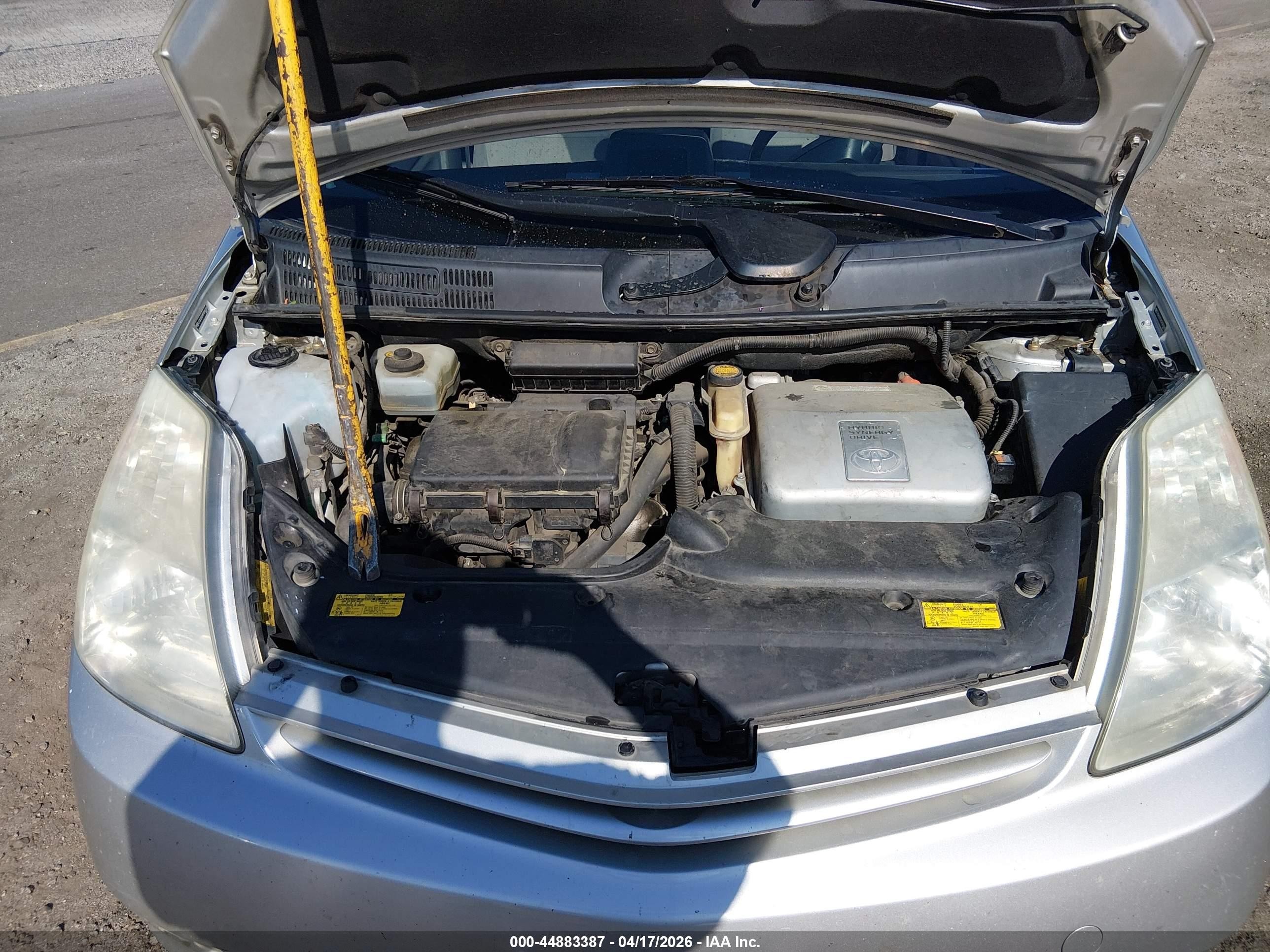 2005 Toyota Prius   Silver vin: JTDKB20U457044308