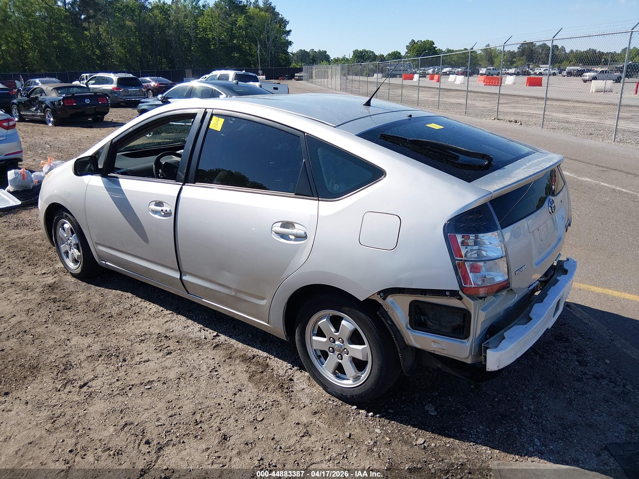 2005 Toyota Prius   Silver vin: JTDKB20U457044308