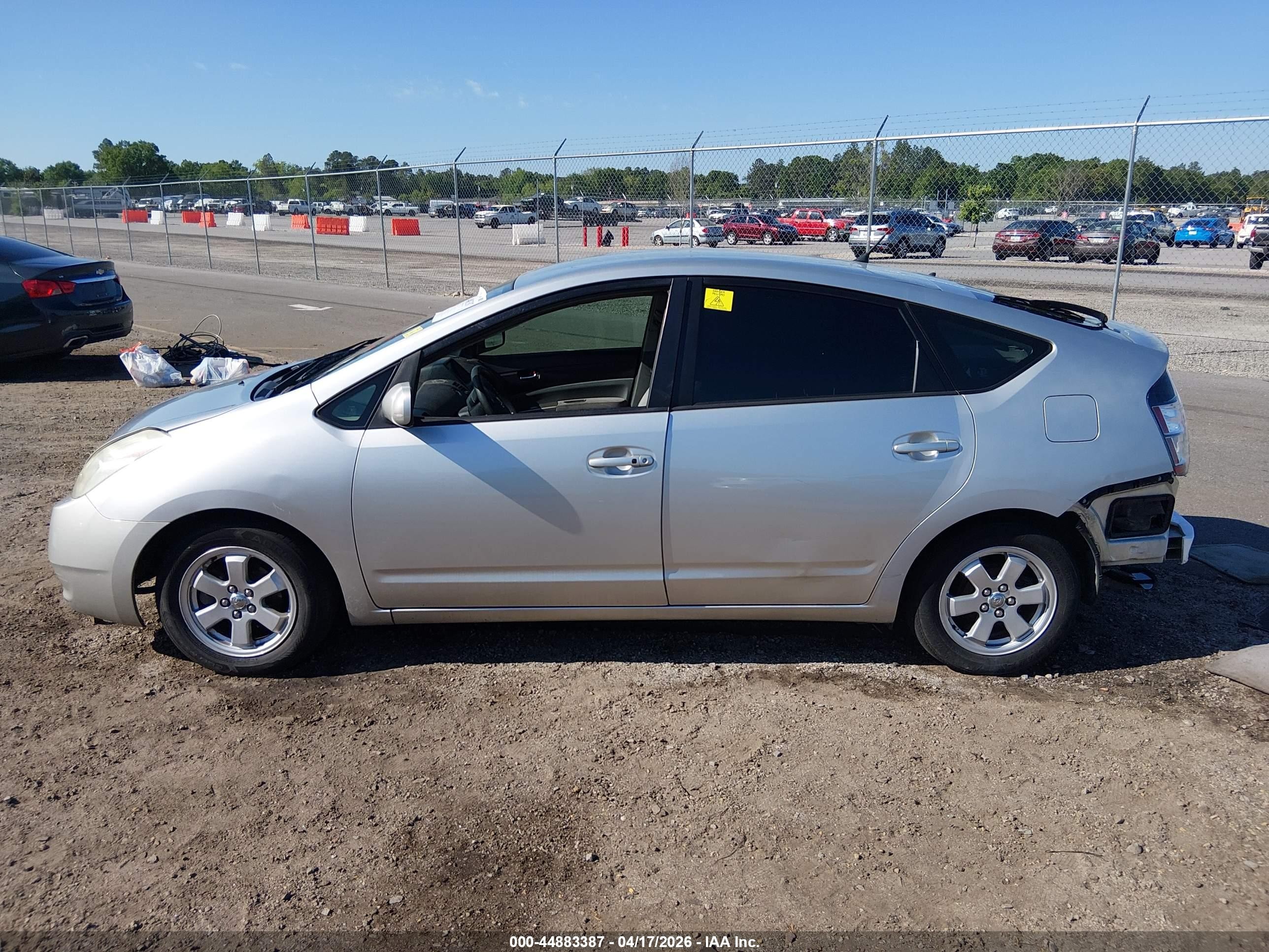2005 Toyota Prius   Silver vin: JTDKB20U457044308