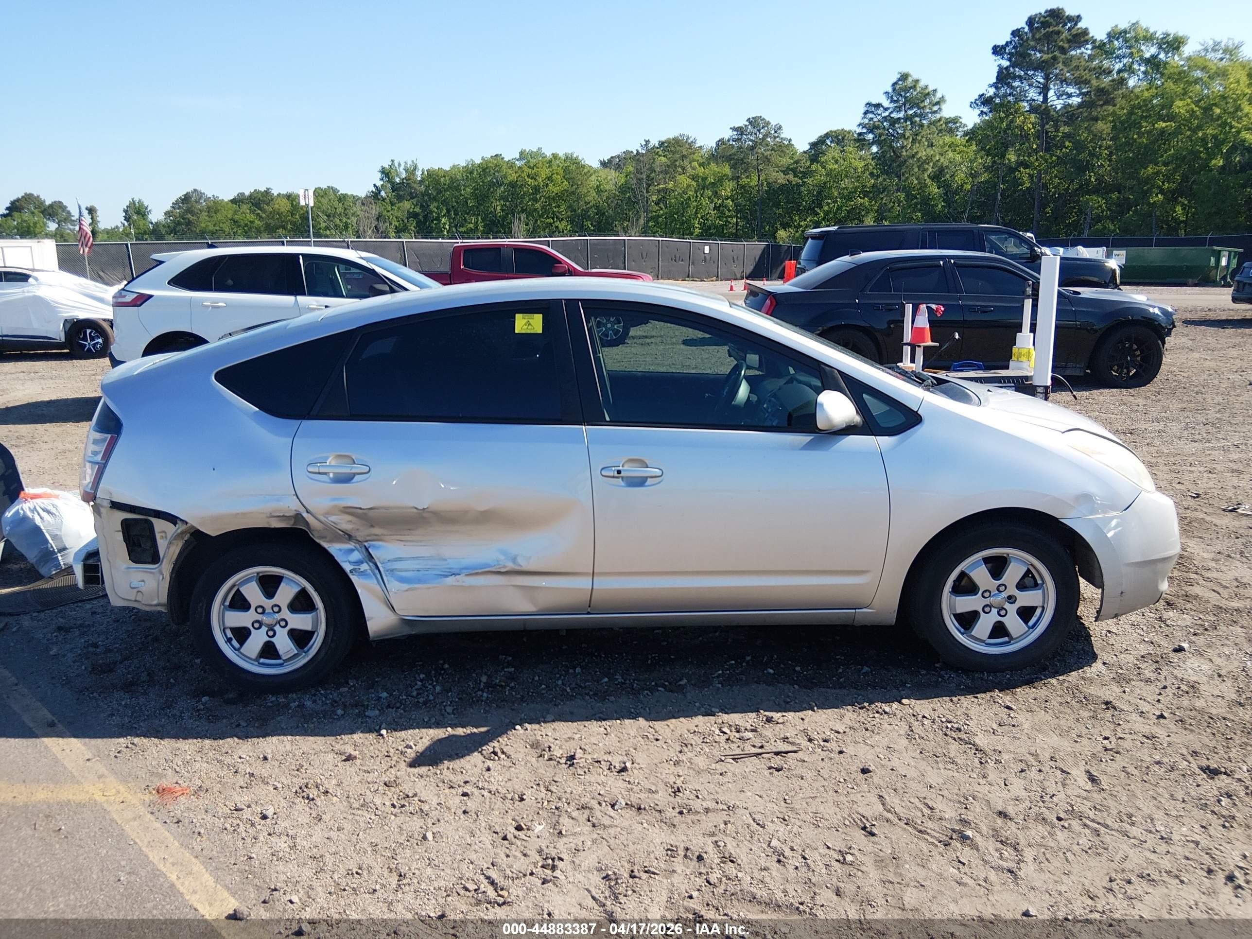 2005 Toyota Prius   Silver vin: JTDKB20U457044308