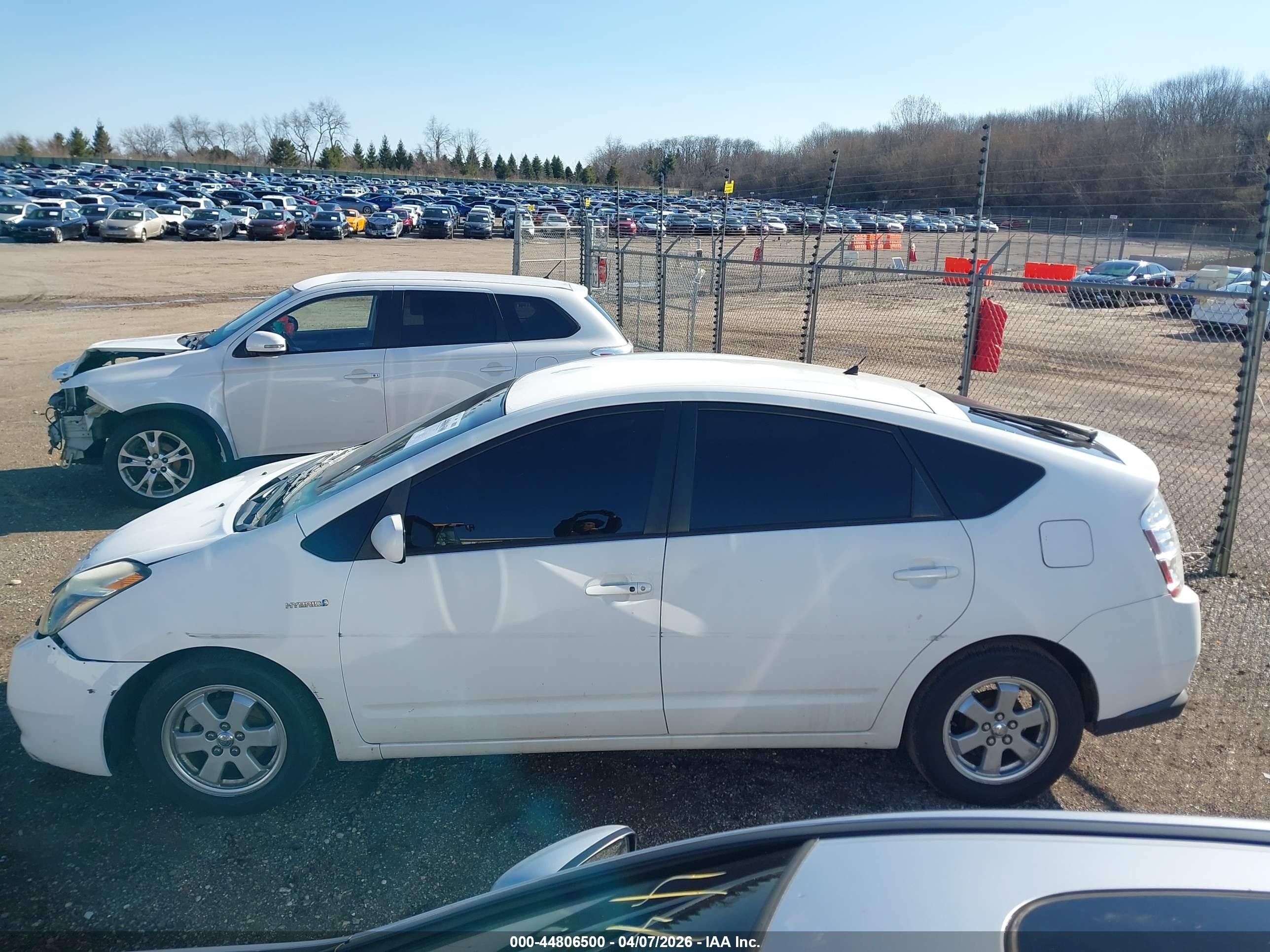2006 Toyota Prius White vin: JTDKB20U463134471