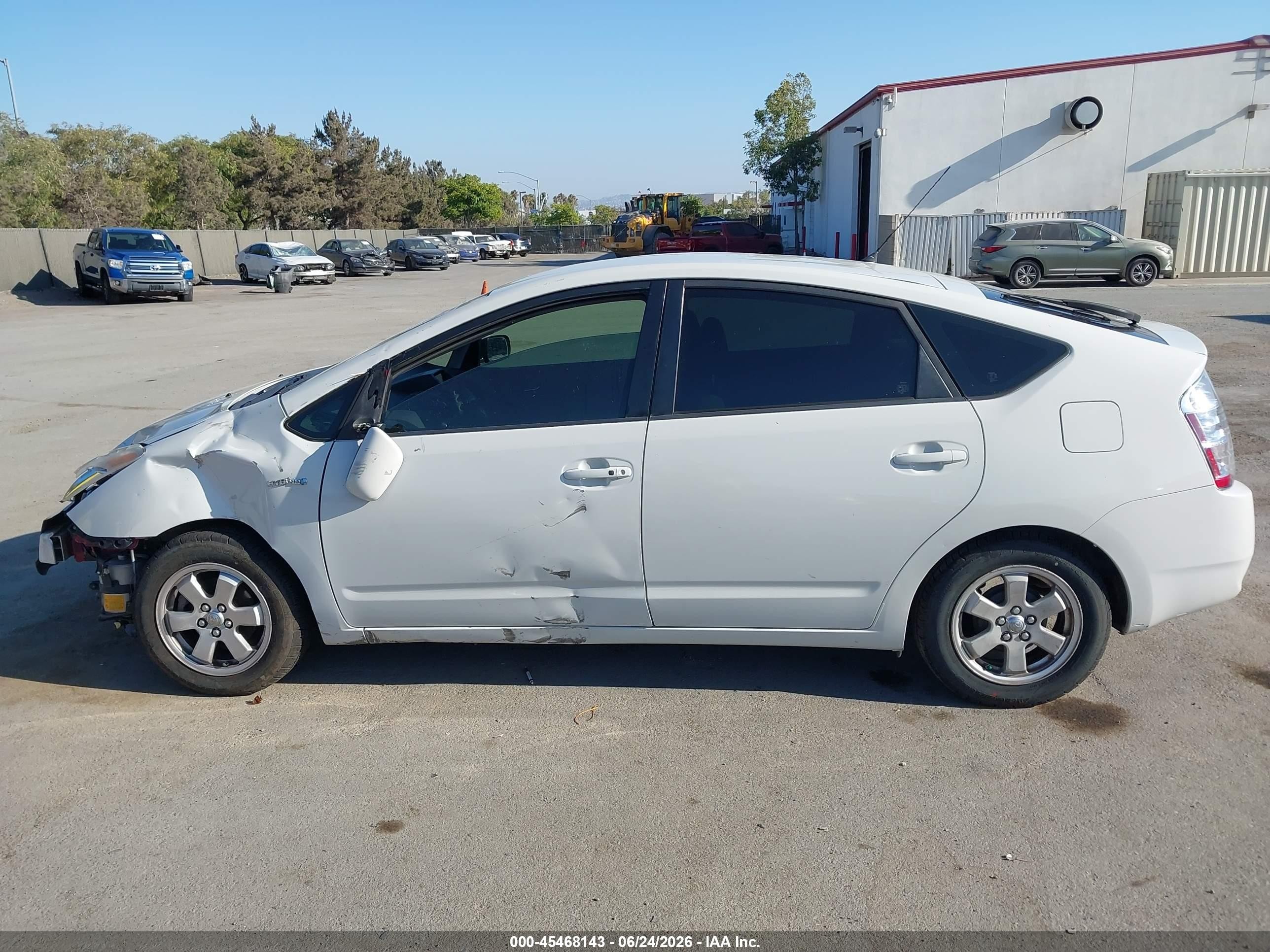 2007 Toyota Prius   White vin: JTDKB20U477649352