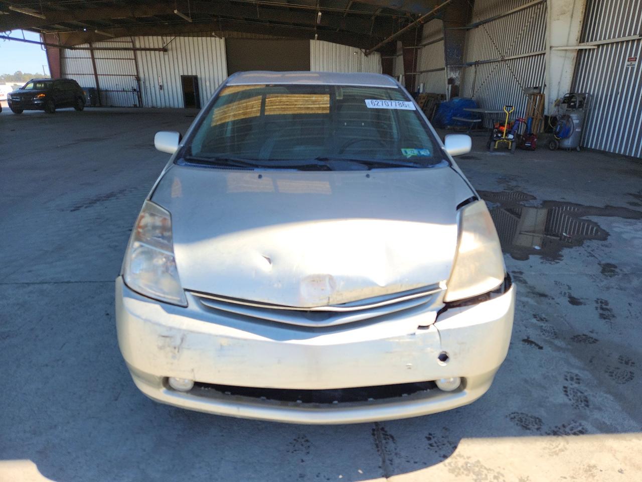 2004 Toyota Prius Base Серебряный vin: JTDKB20U540098840