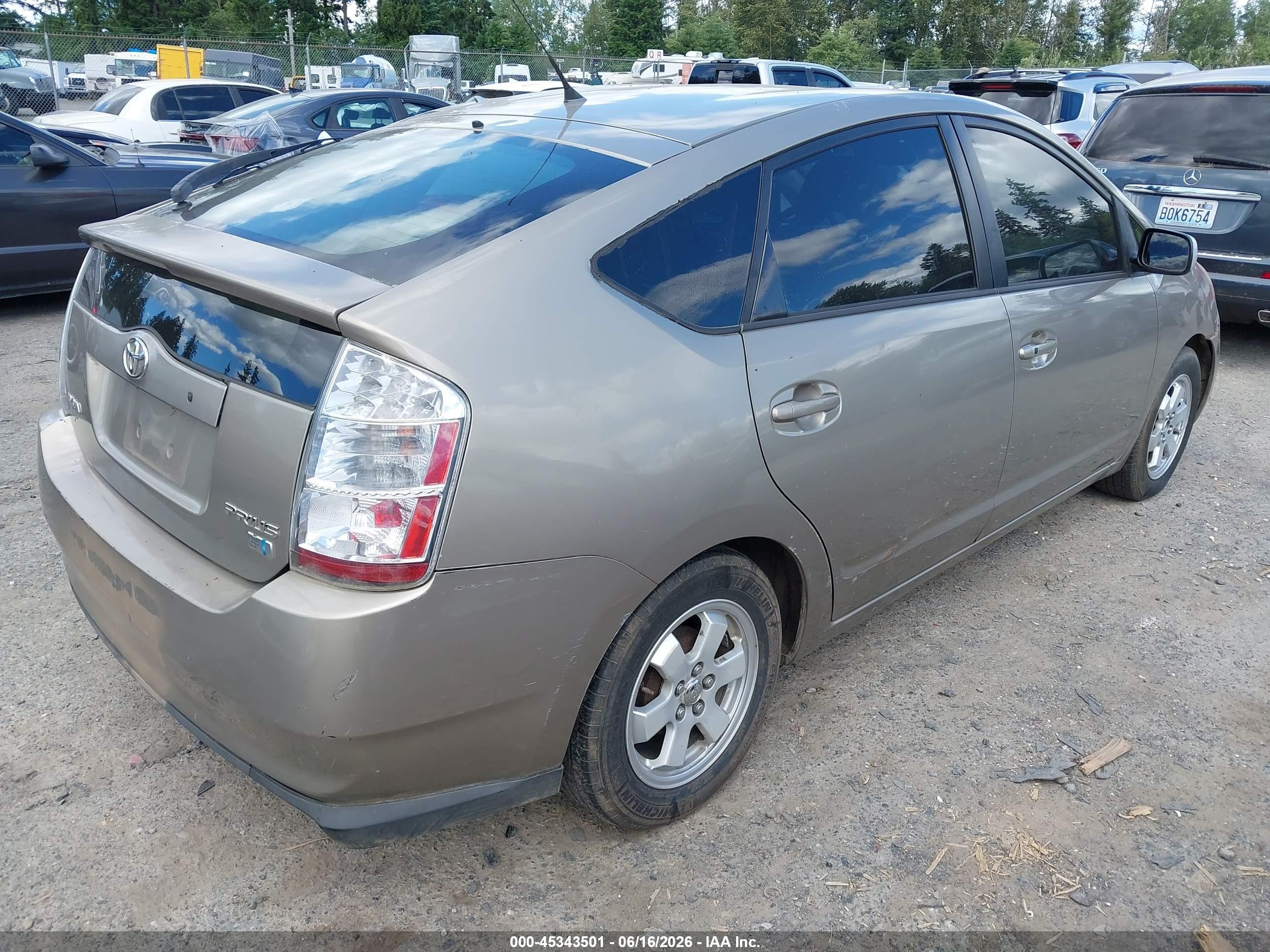 2005 Toyota Prius Beige vin: JTDKB20U553048052
