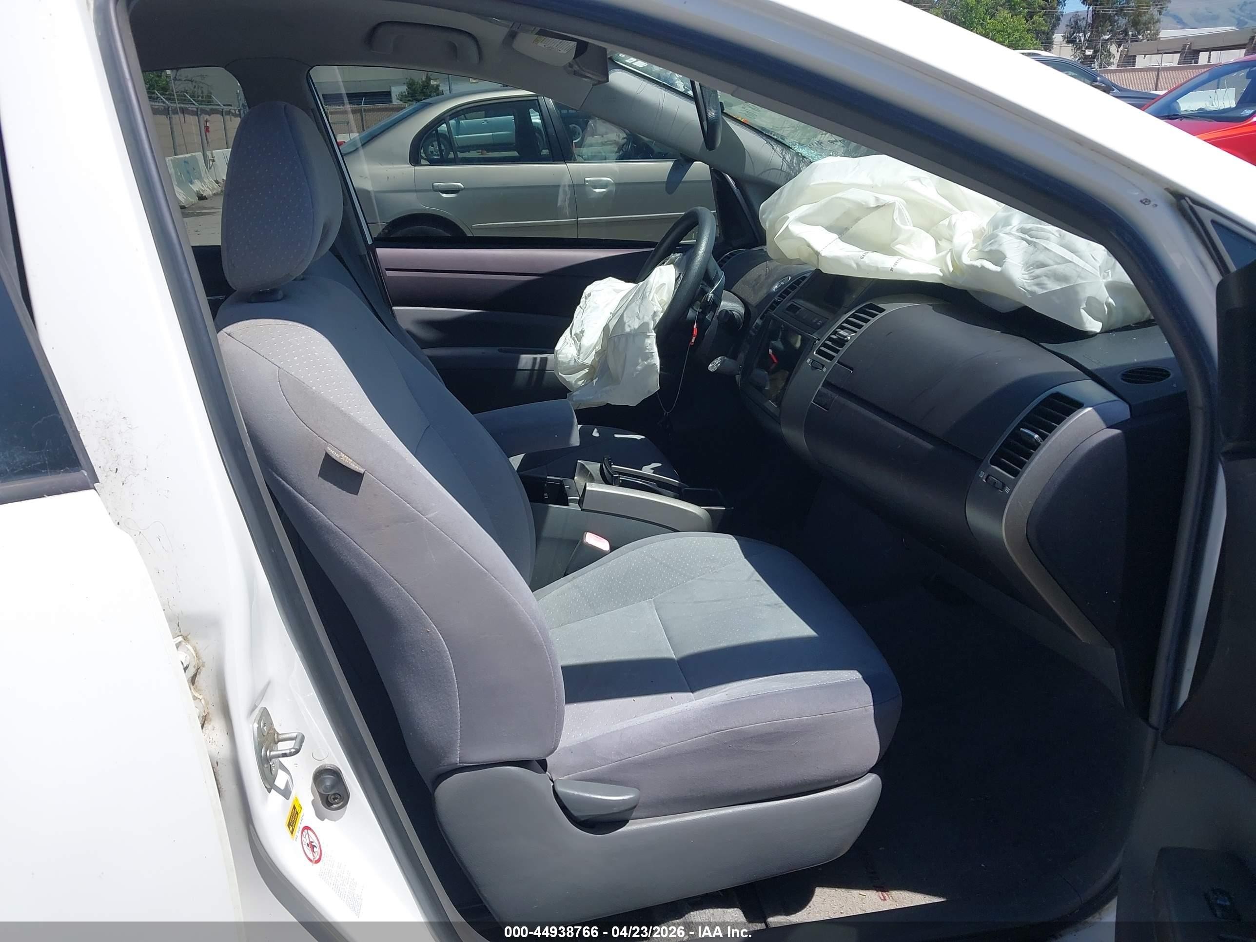 2005 Toyota Prius   Белый vin: JTDKB20U553096568