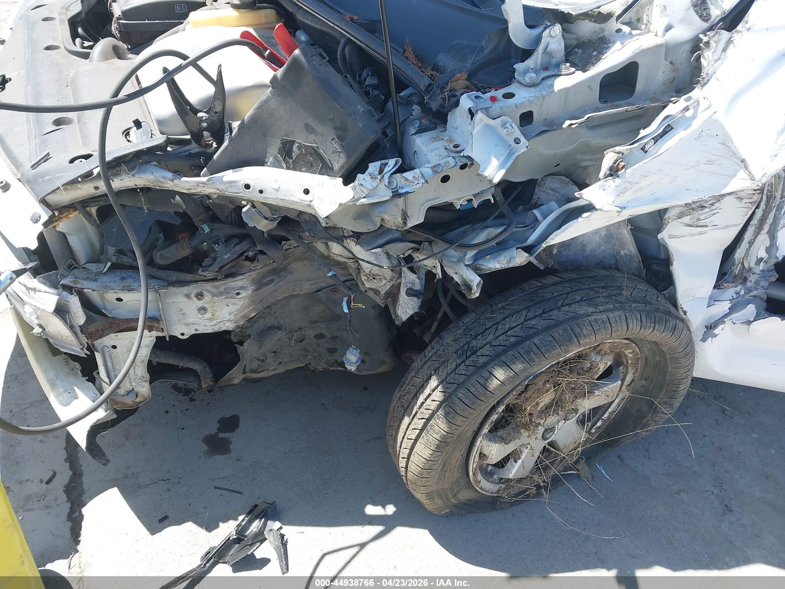 2005 Toyota Prius   Белый vin: JTDKB20U553096568